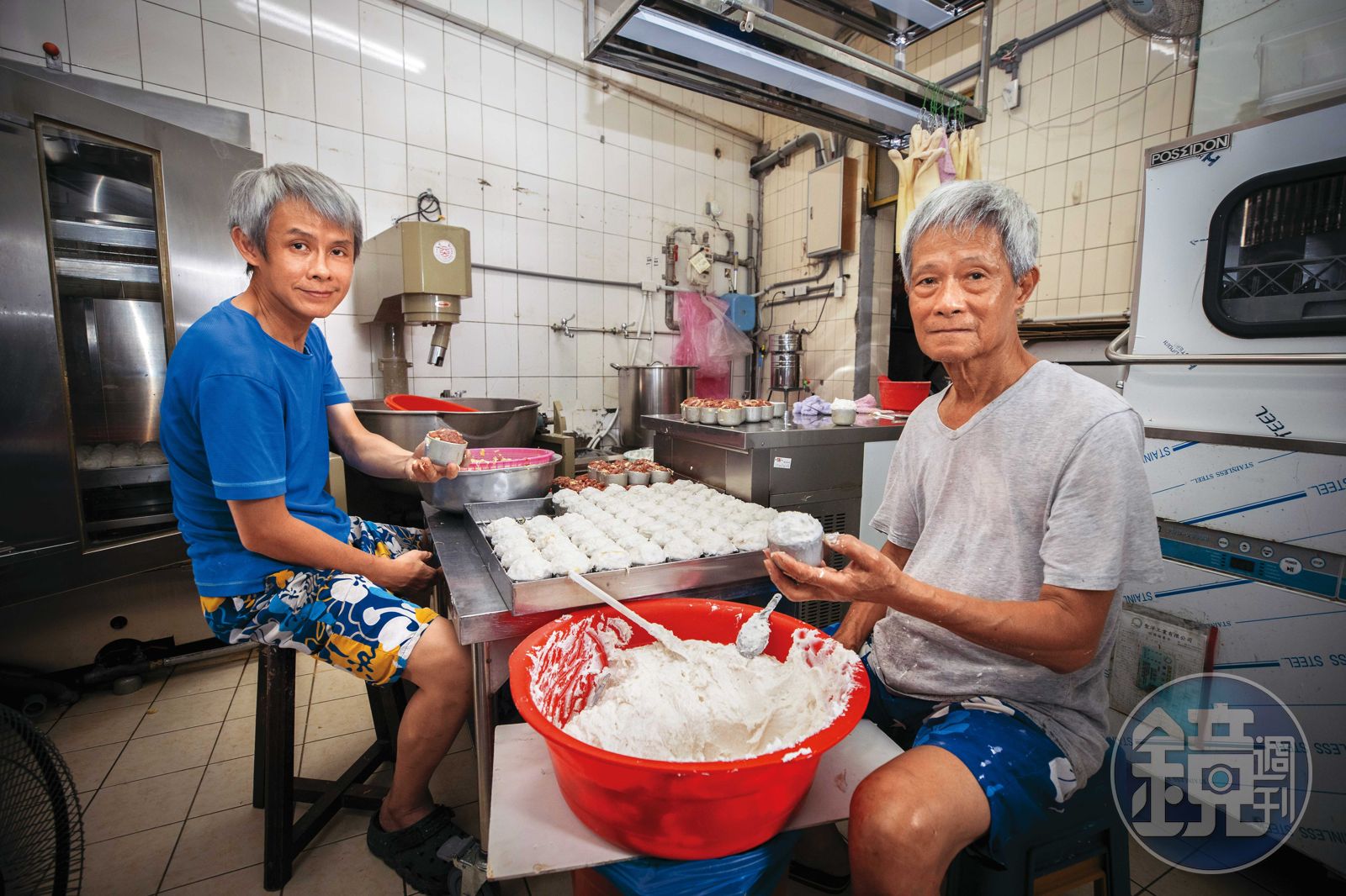 早上5點多,第二代蘇朝樹(右)和大兒子蘇遵業(左)手工製作獨步全台的杯子肉圓。