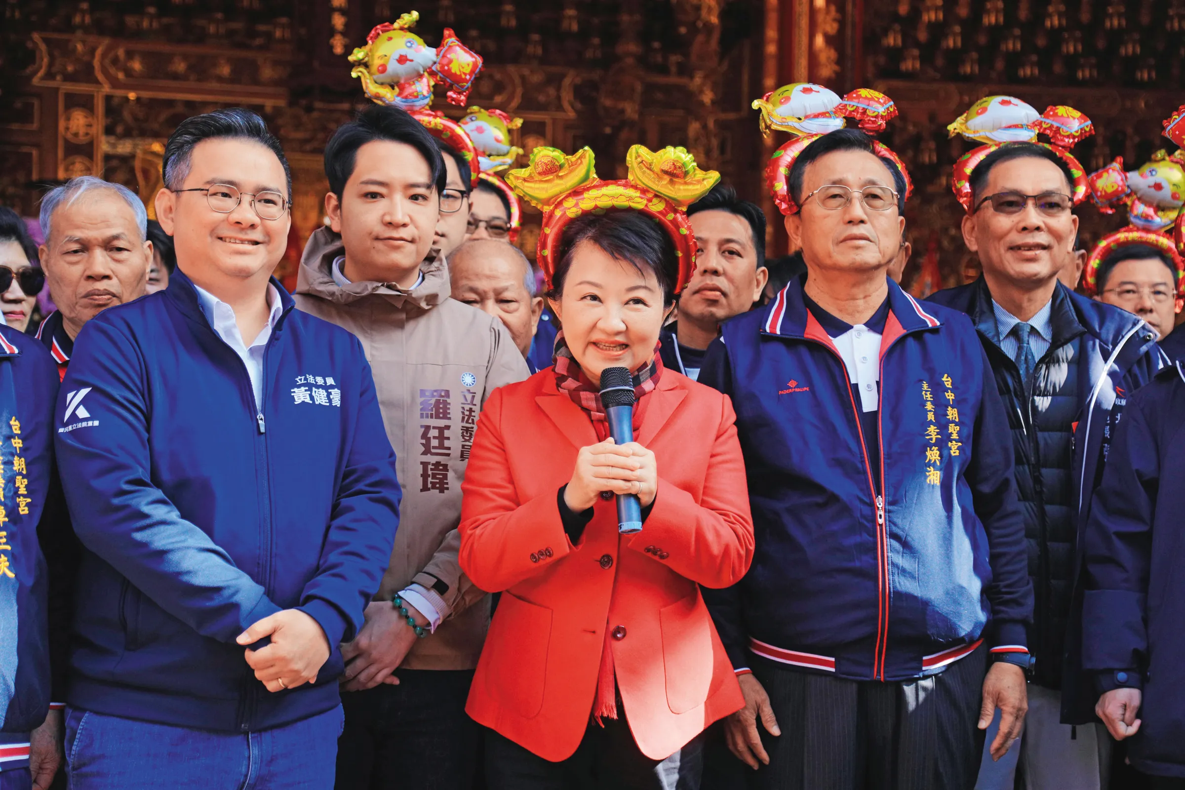 台中魚市場公司董事長李煥湘(右二)涉嫌嚴重自肥,不僅巧立名目濫發獎金給自己,甚至在工程驗收後才申請補助款。(台中市政府提供)