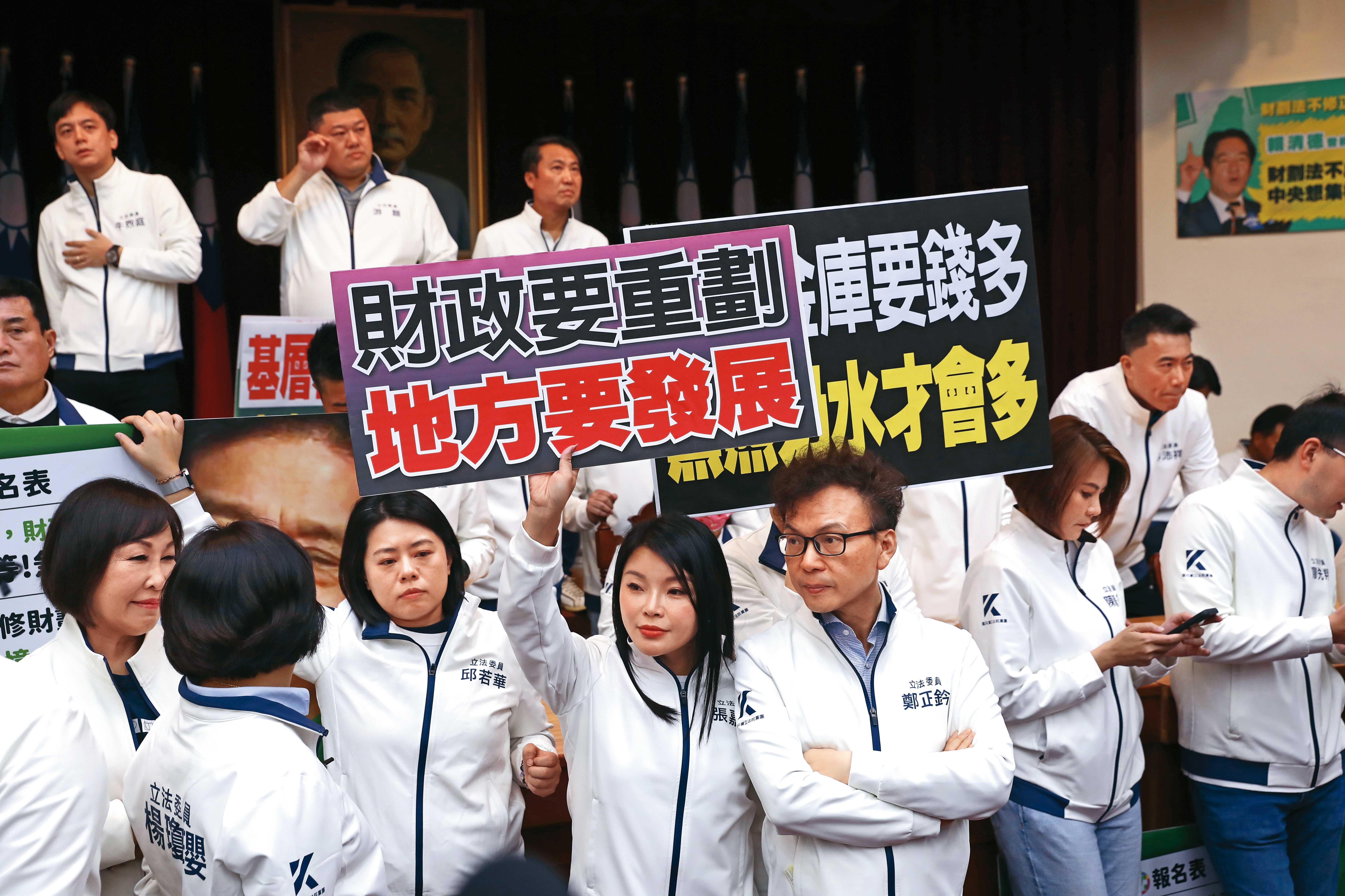 去年底，藍白立委主導通過《財劃法》修正案，法條計算公式卻出現錯誤，有國民黨執政的縣市預算不增反減。