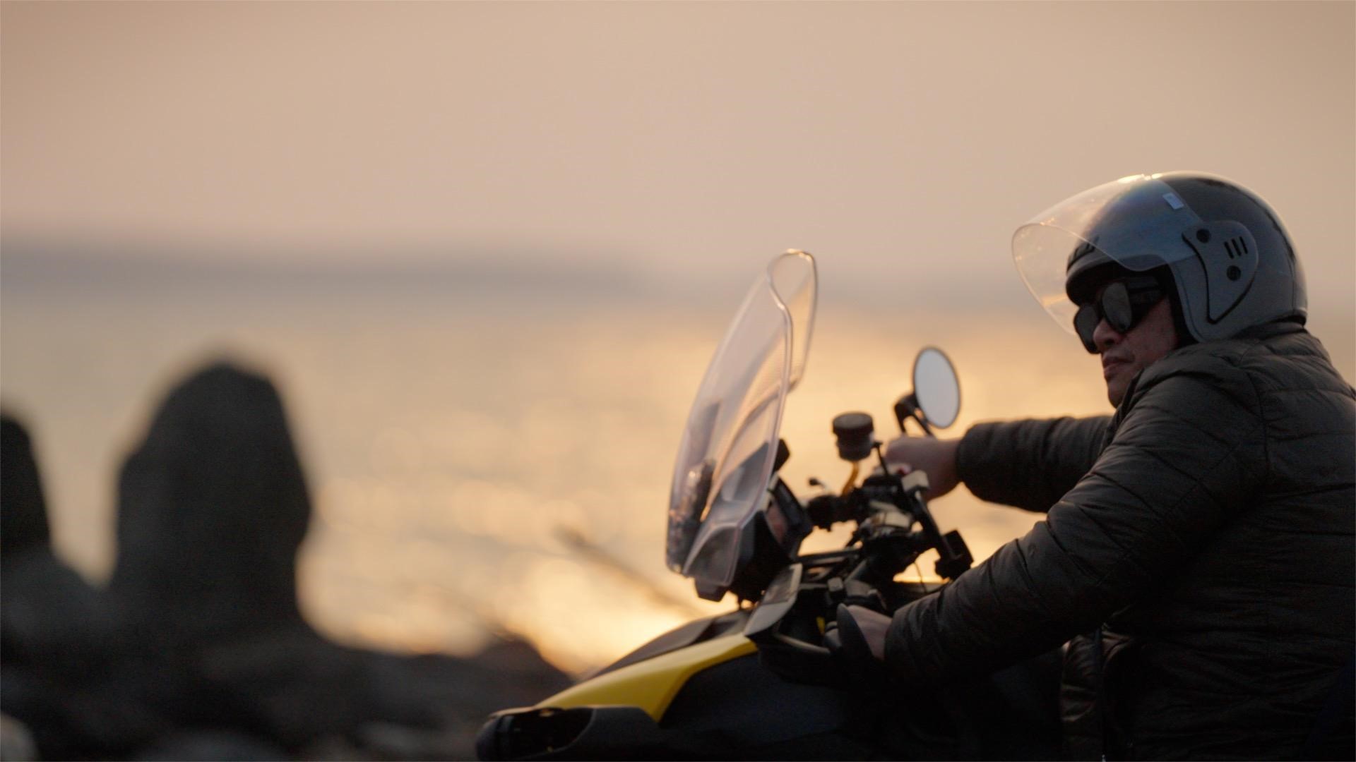 幼時罹患小兒麻痺的李坊良說：「每個男人都有個重機夢，身障者也一樣。」（公視提供）