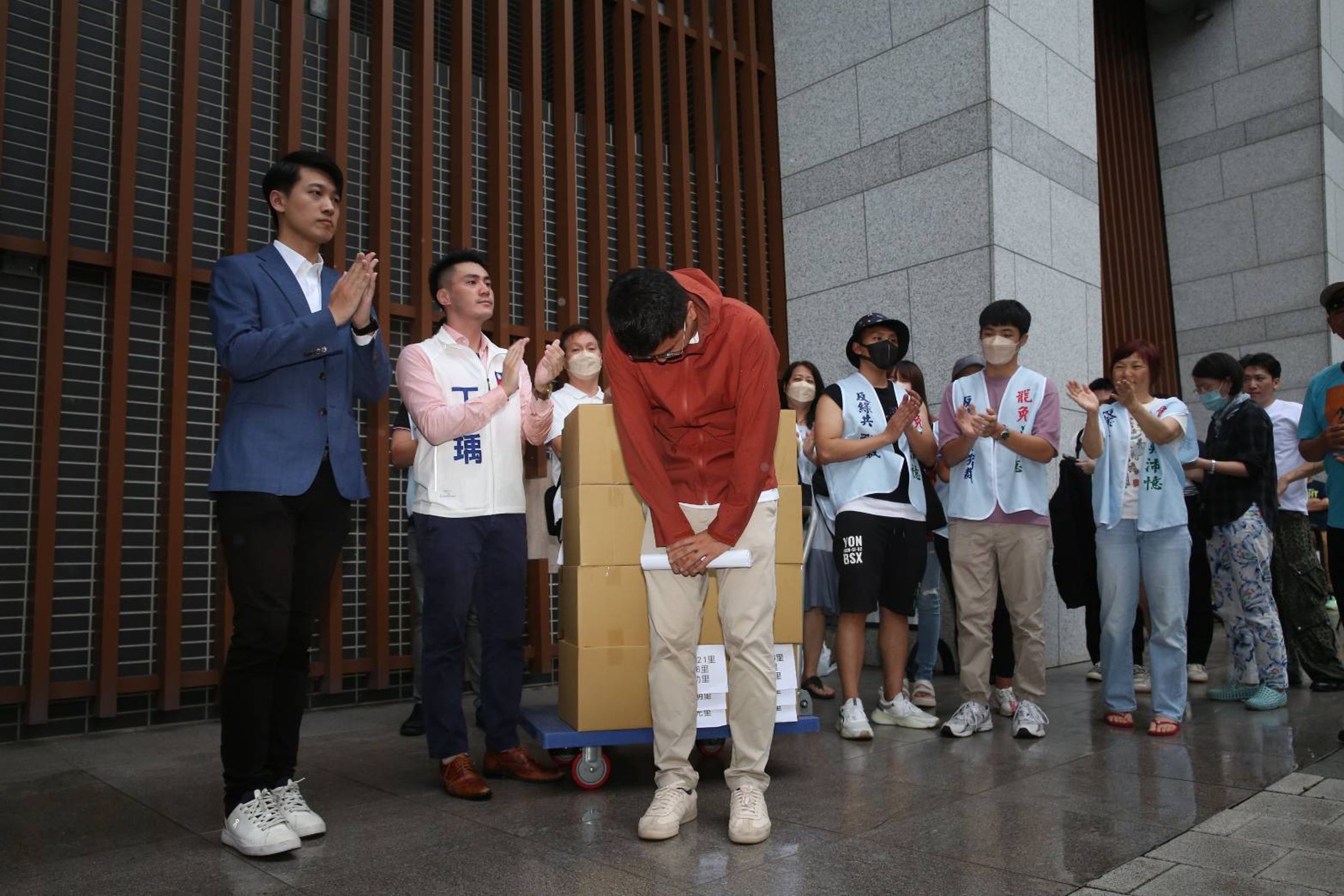 罷免吳沛憶二階連署今送件，但因連署書沒達標而未成案；罷免吳思瑤則因沒有領銜人遭選委會拒收。（鏡報董孟航攝）