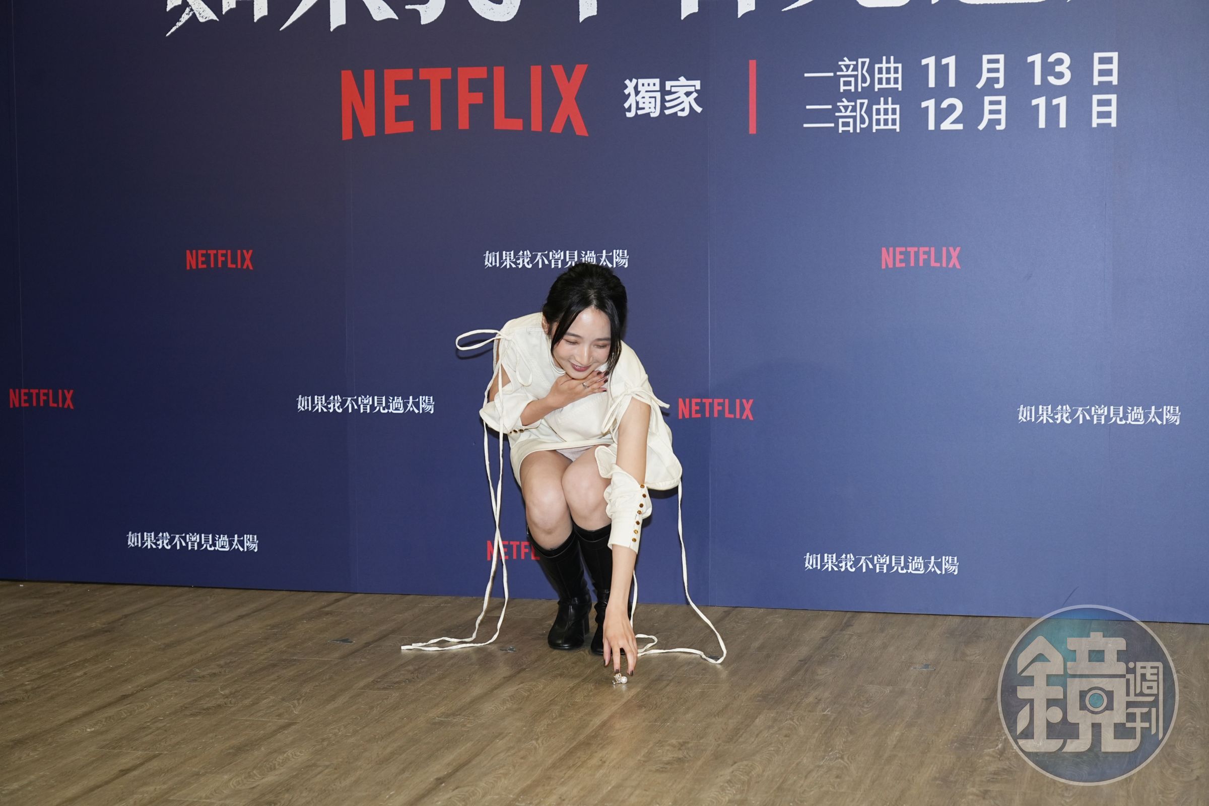 李沐彎腰撿耳環，是說該遮的不是胸口，應該是裙子吧…（好險裙底也沒什麼看頭，誤）