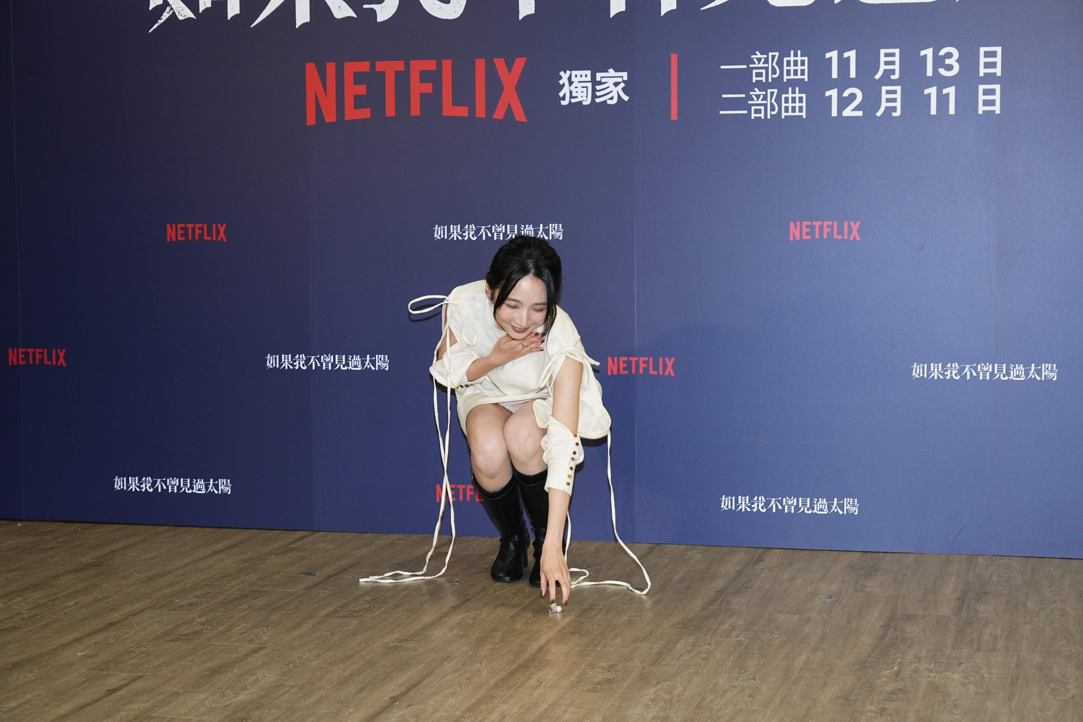 李沐彎腰撿耳環,是說該遮的不是胸口,應該是裙子吧…(好險裙底也沒什麼看頭,誤)
