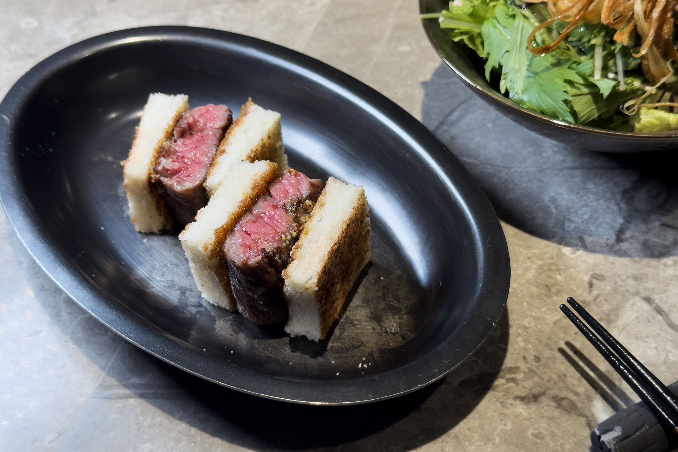 線上預點限定的「烤和牛三明治」，在烤到雙面金黃酥脆到吐司中間夾入每日特選A5和牛部位，柔嫩多汁、油花豐盈。（588元／份）