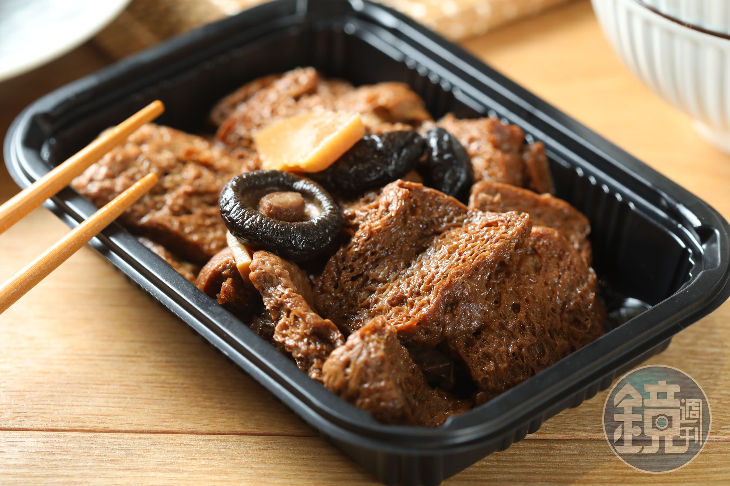 「烤麩」十分入味，不輸專業的上海館子。（150元／盒）
