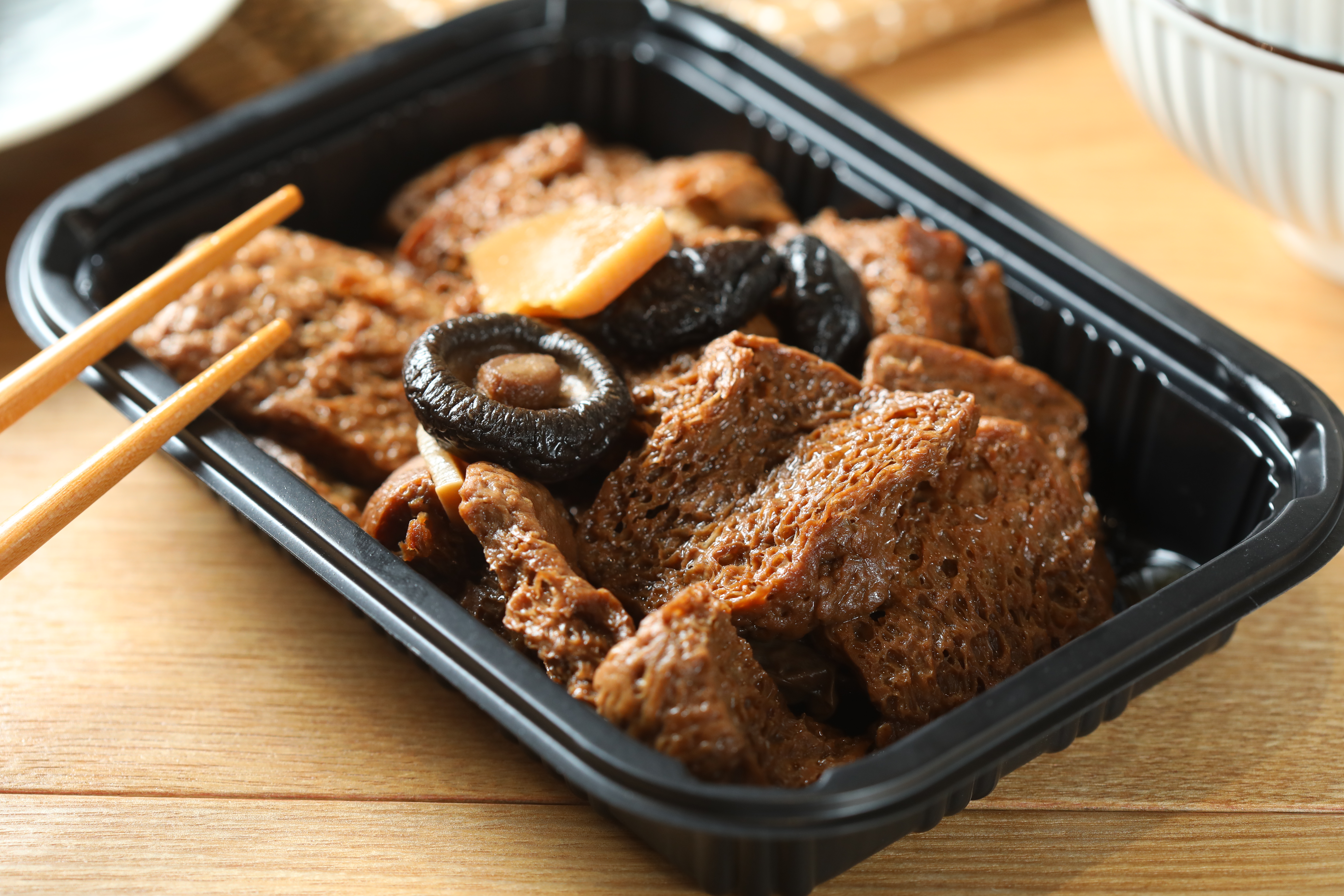 「烤麩」十分入味,不輸專業的上海館子。(150元/盒)