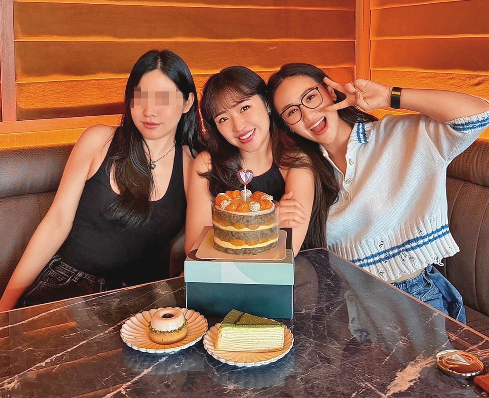 吳宗憲對於女兒們都相當寵愛，也將核心事業容易文創交由家中腦袋最好的二女兒Vivian（中）擔任總經理，負責公司營運。（翻攝自吳姍儒IG）