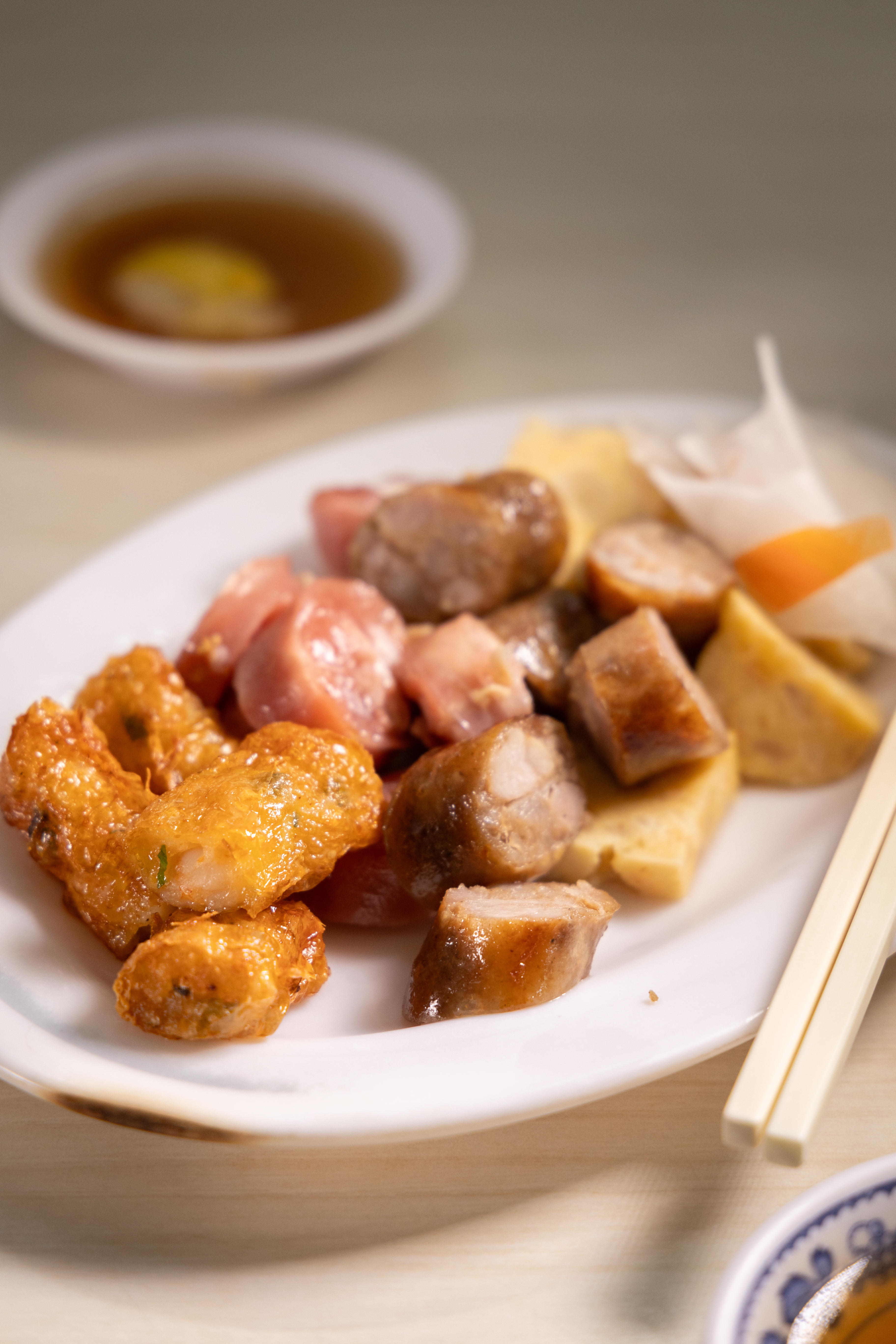 阿財的老闆很誠實，說菜單上的前六項都是自己做的，其他的竹筍、魚卵、菜頭都是叫來的。自製品項中最受歡迎的是「蝦捲」，每天要準備一大盆蝦漿，用腐皮現包現炸。（蝦捲40元／份）