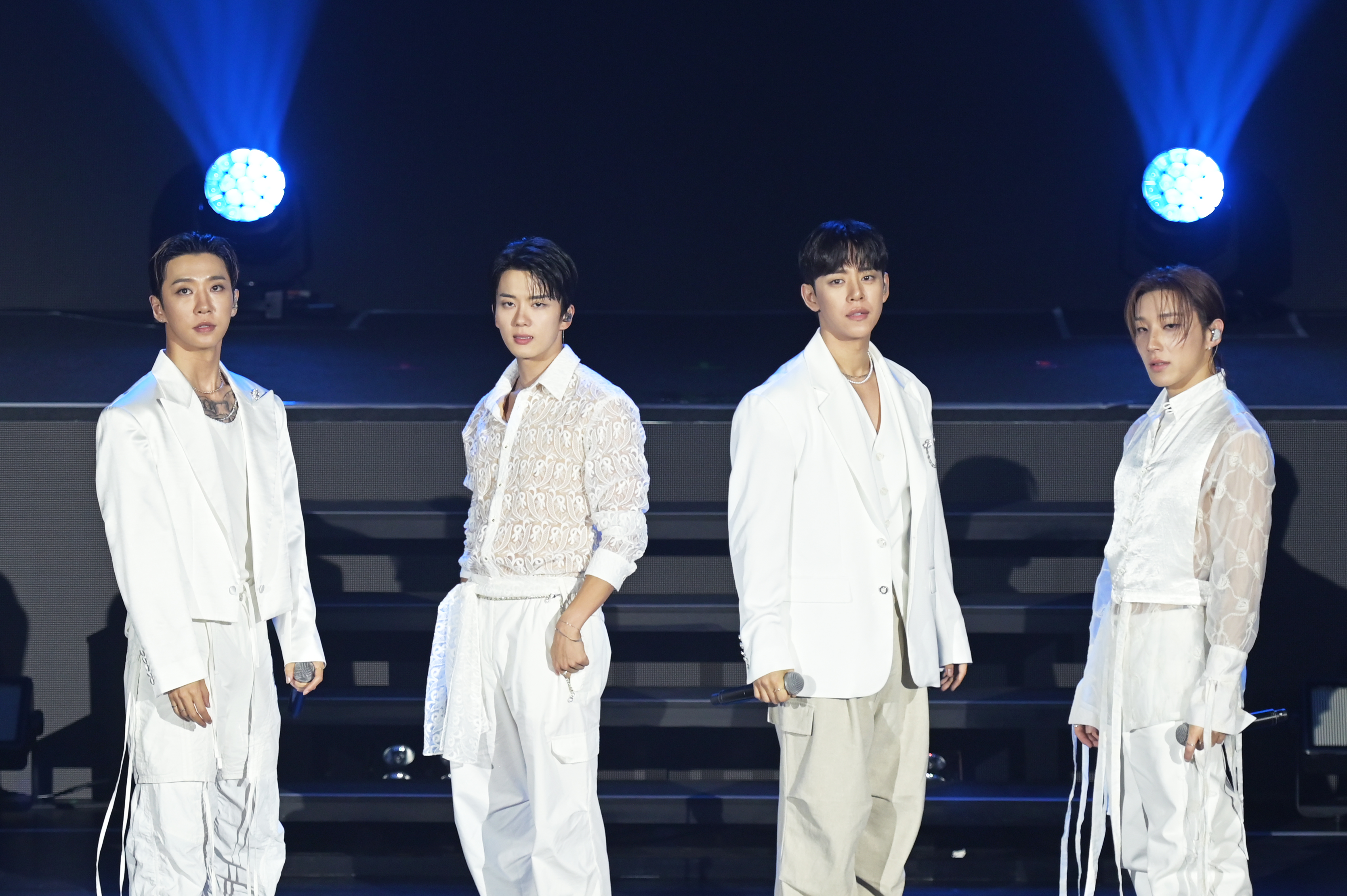 B.A.P 方容國(左一)、劉永才、鄭大賢與文鐘業在TICC舉辦粉絲演唱會。(SHOW OFFICE提供)