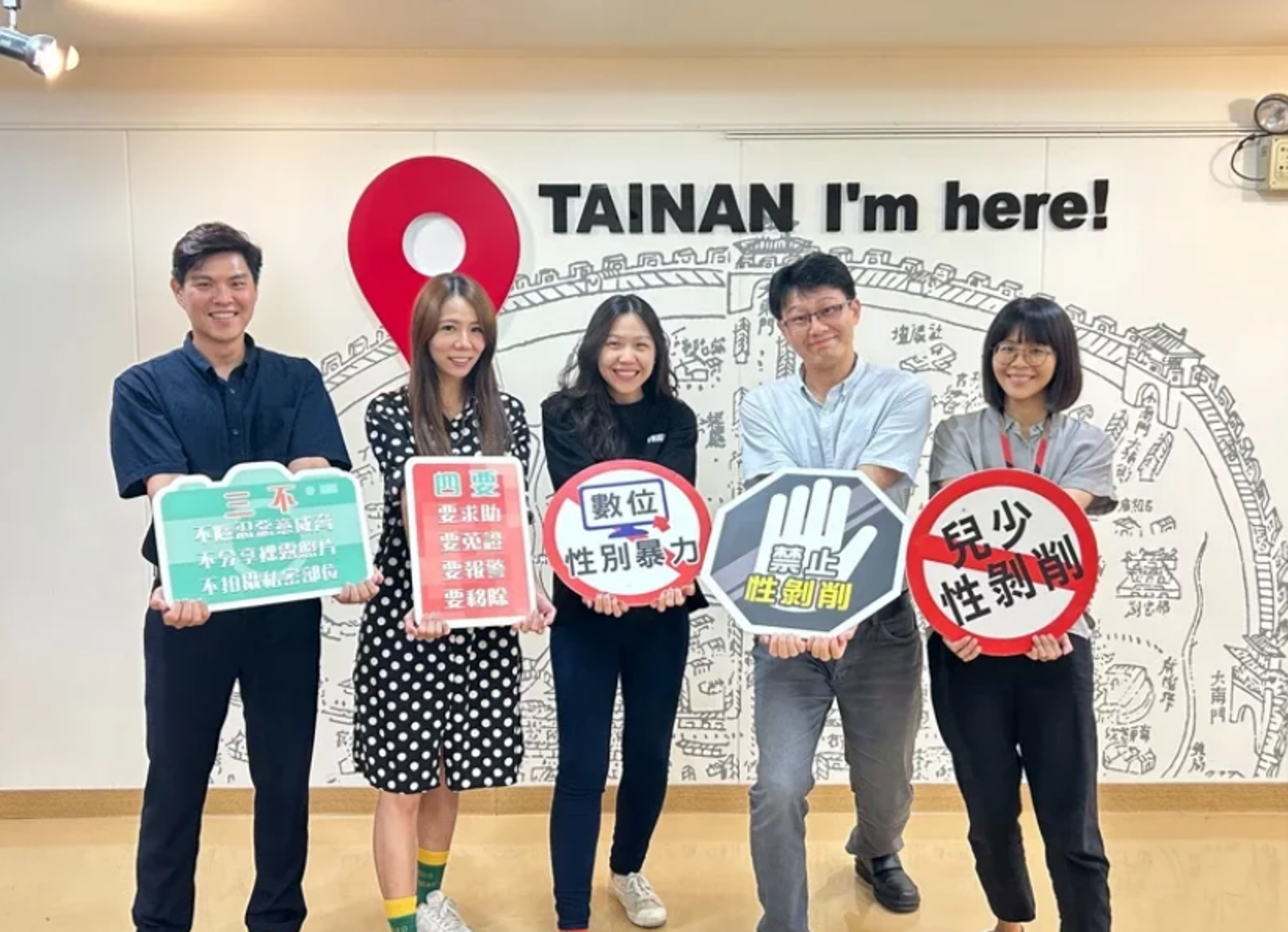 社會局提醒,青少年使用手機和網路資源時要建立防護好習慣,謹記「三不四要」原則。(台南市社會局提供)