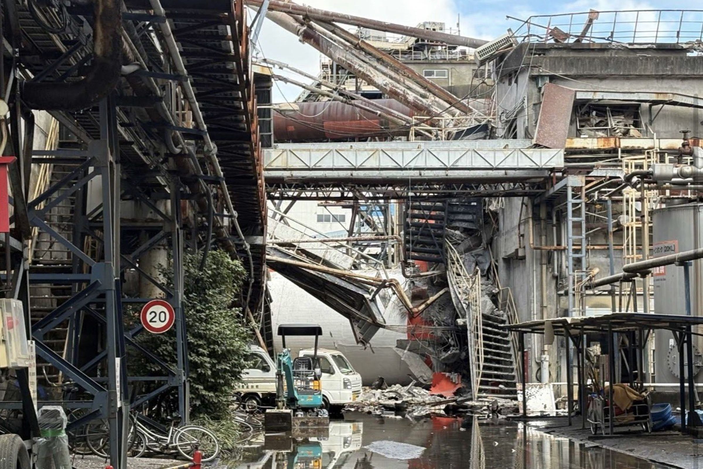 日本九州熊本縣28日下午發生規模7.1強震，最大震度達7，釀成慘重災情。（翻攝自小泉進次郎Ｘ）