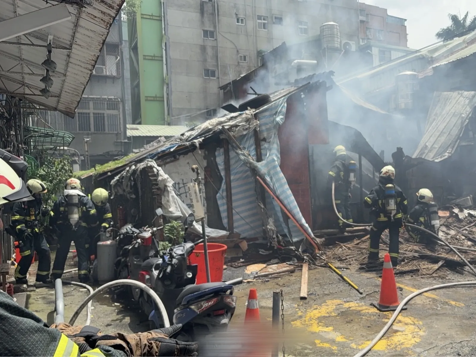 今（27日）上午11時許，台北市萬華區西門町成都路一間餐廳後方突然起火。（翻攝畫面）