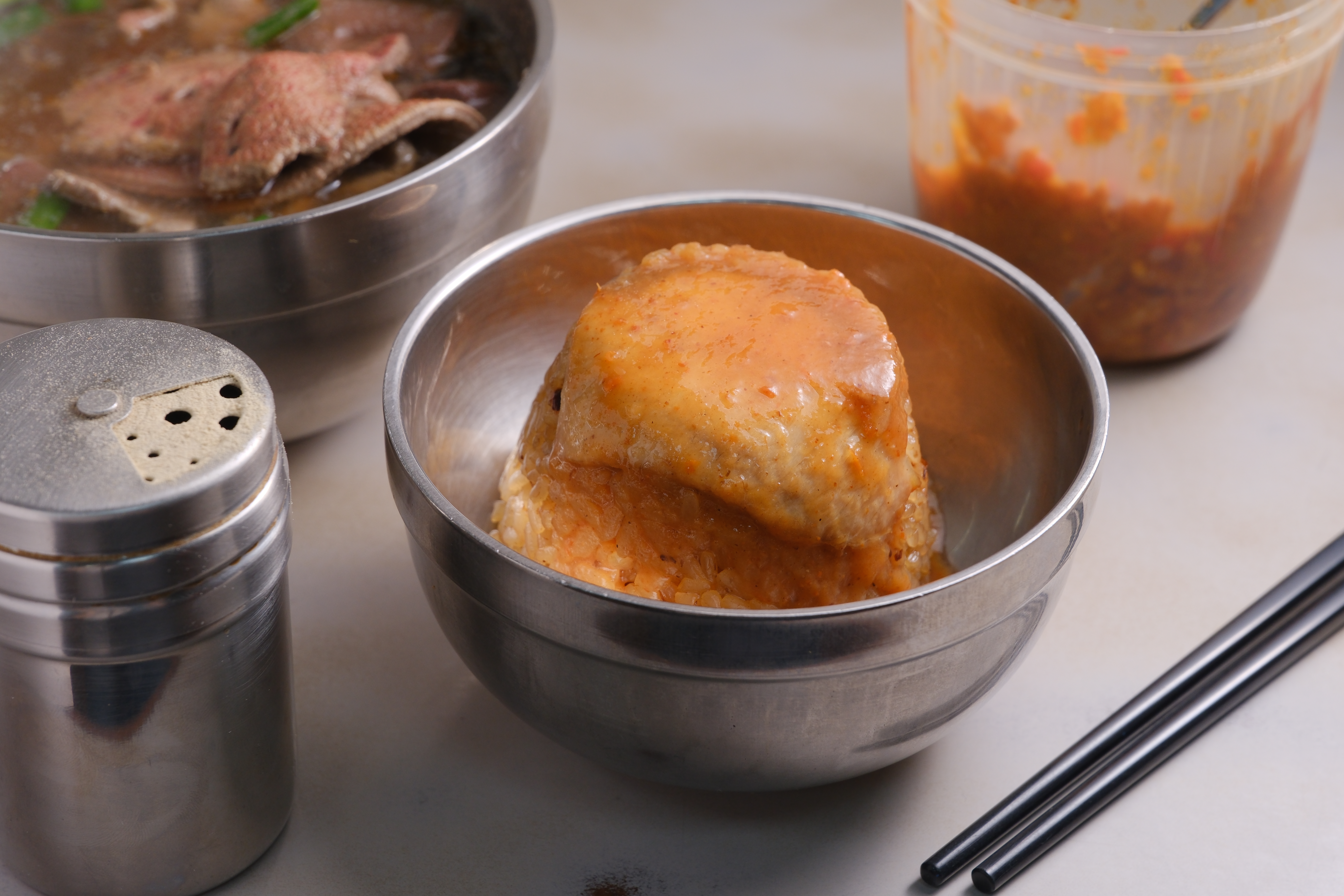 大橋頭老牌筒仔米糕分成肥肉、瘦肉兩個版本，點大份的就可以肥瘦兩者通吃。（40元／個、80元／大份）