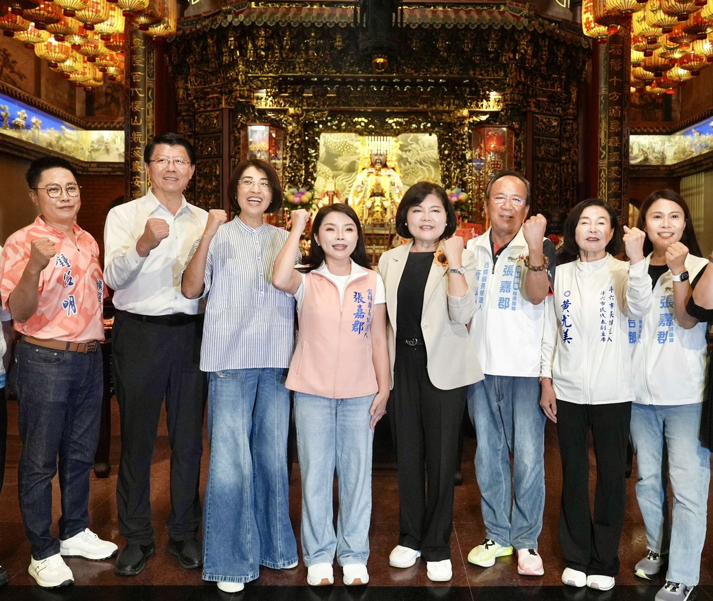 張嘉郡（左4）在西螺辦廟口開講，南投縣長許淑華（左3）、藍委謝龍介（左2）現身力挺。（張嘉郡競選辦公室提供）