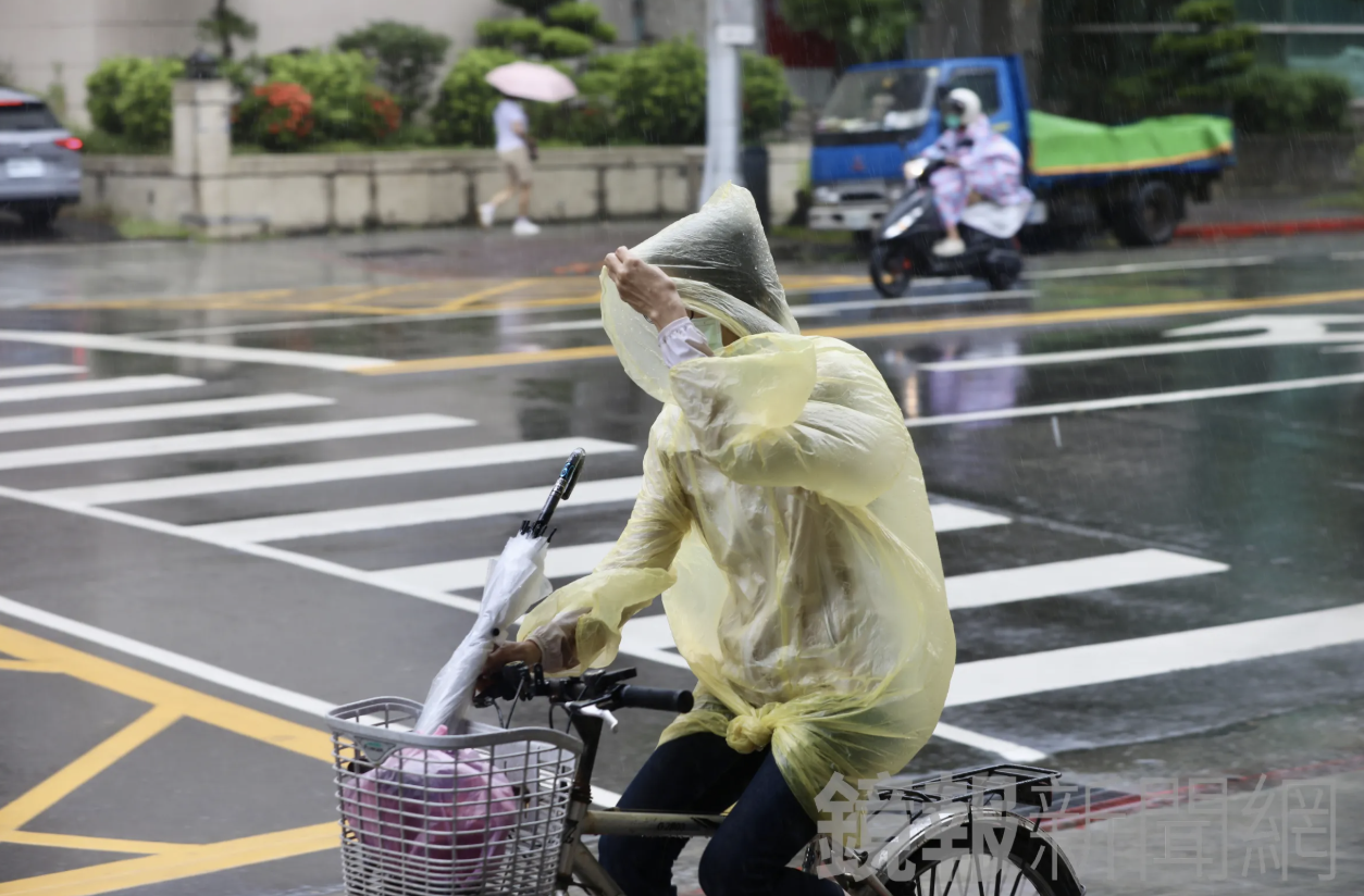 氣象專家吳德榮提醒，今日下午起受鋒面影響，各地轉為雷雨天氣。下週一則預計迎來今年梅雨季首波鋒面，天氣變化不確定性仍大。（鏡報林煒凱攝）