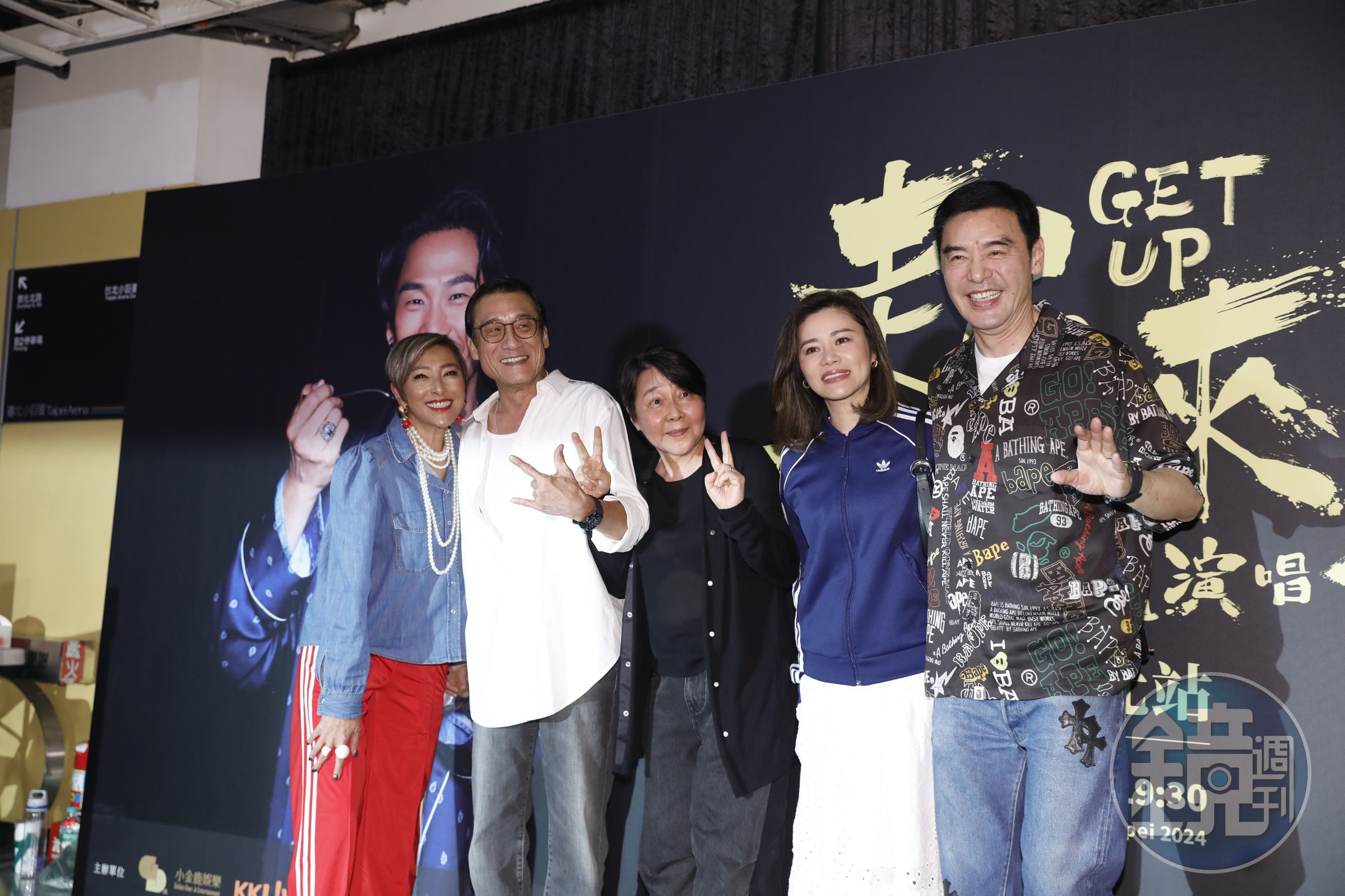 鍾鎮濤夫妻(右起)、梁家輝夫妻與上山詩納(左一)專程來看杜德偉演唱會。