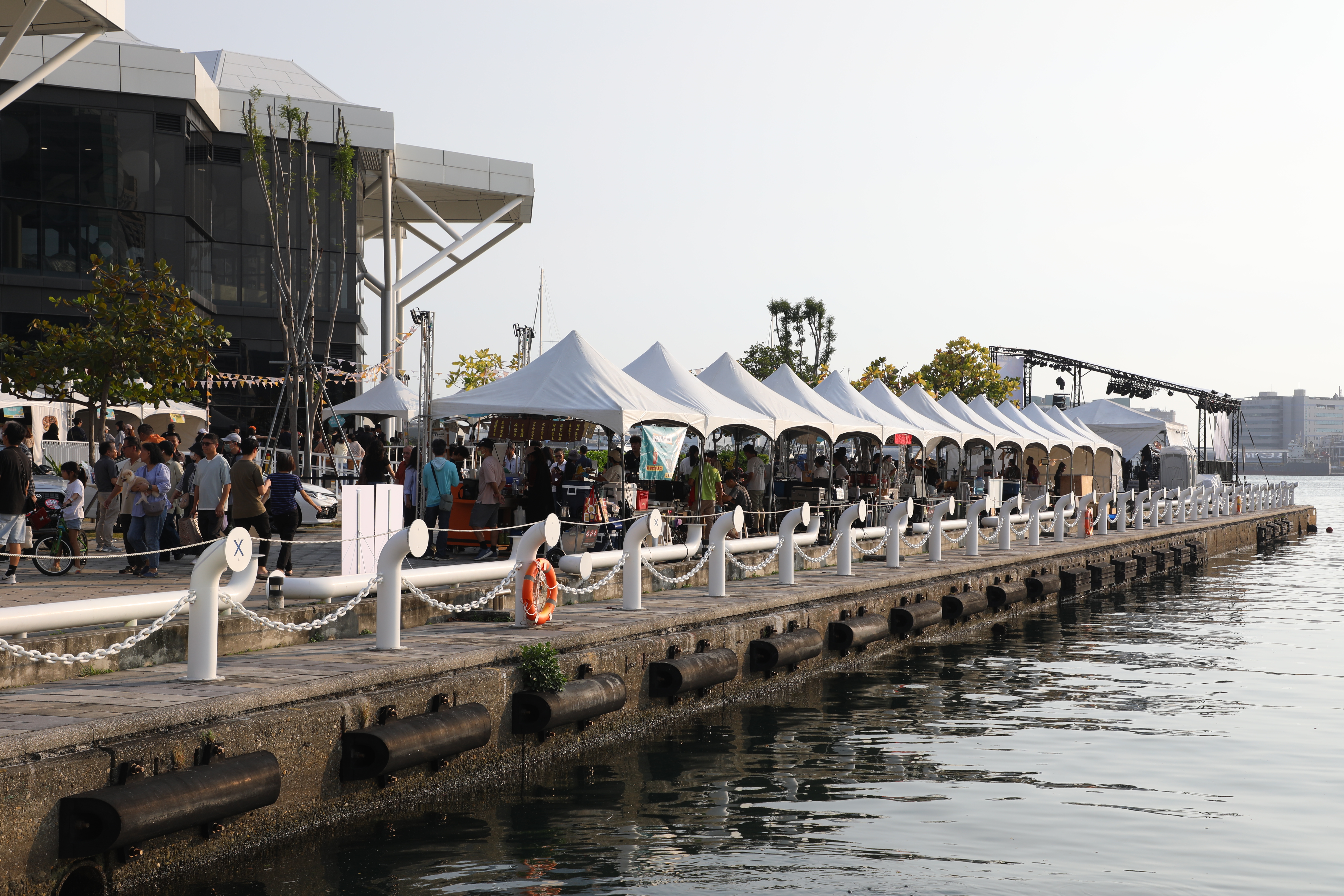 城市嶼浪市集開幕首日吸引萬人打卡朝聖。