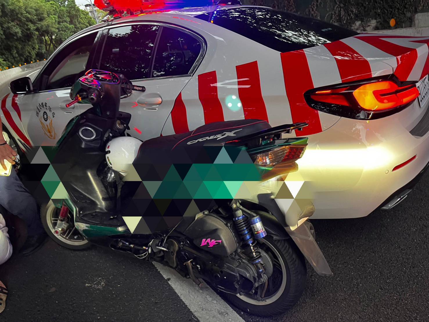 機車騎士拒絕警方攔停，擦撞警方巡邏車試圖逃逸。（翻攝畫面）