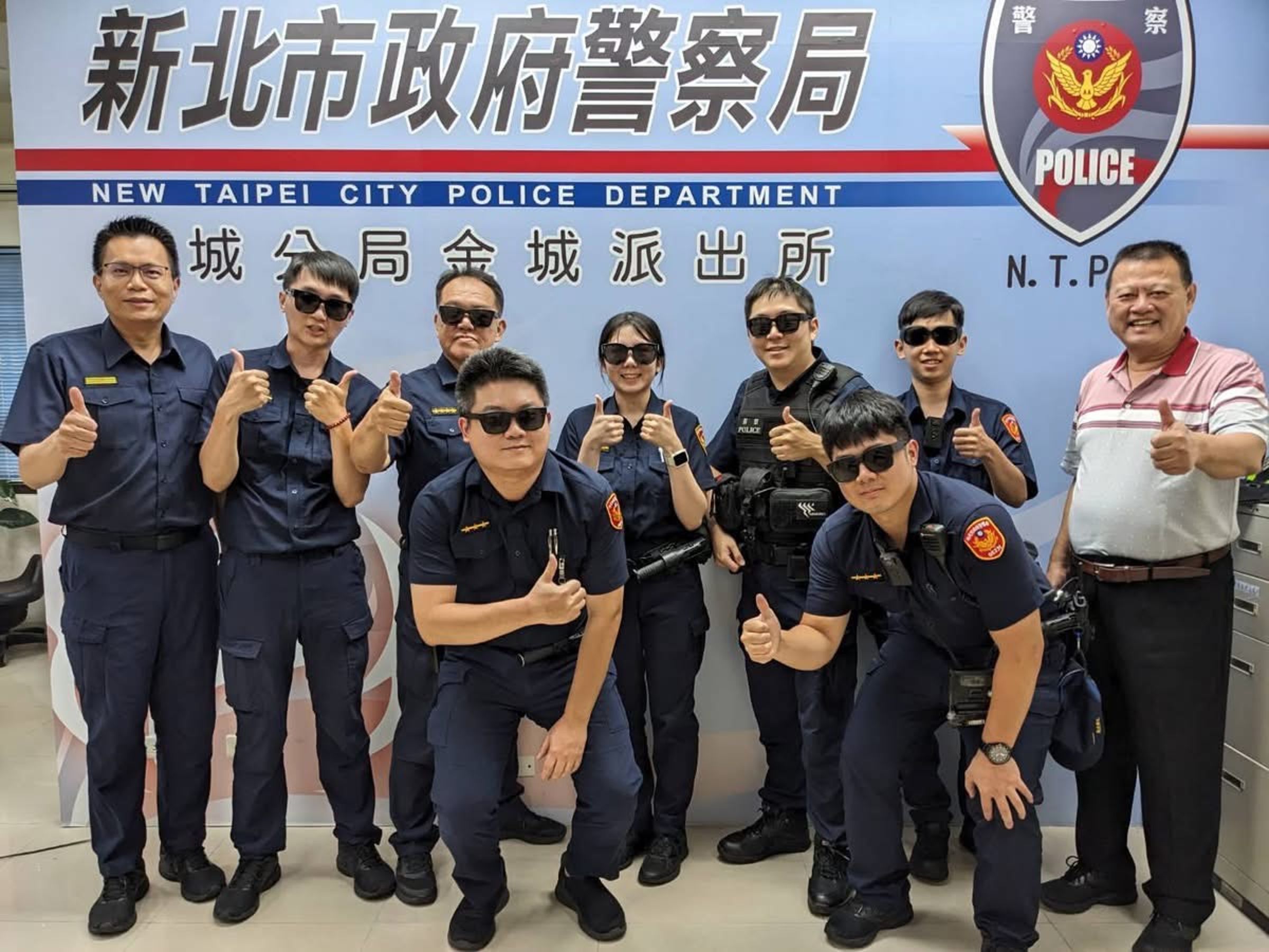 太陽眼鏡能保護員警執勤眼睛視力。(翻攝土城分局臉書)