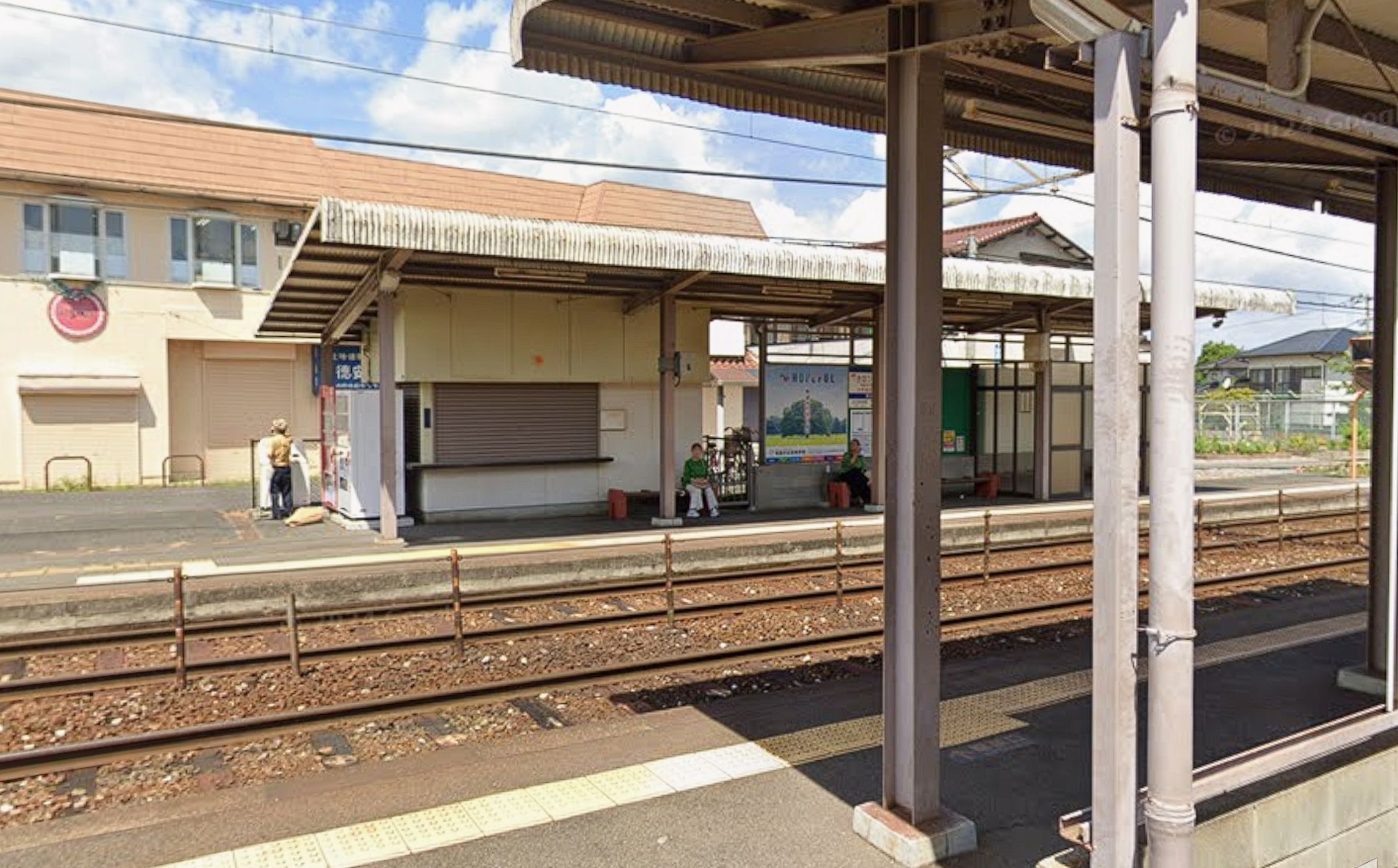 男童要跨越軌道時遭進站列車撞倒「輾過」,竟只受輕傷、奇蹟生還。(示意圖,翻攝自Google Maps)