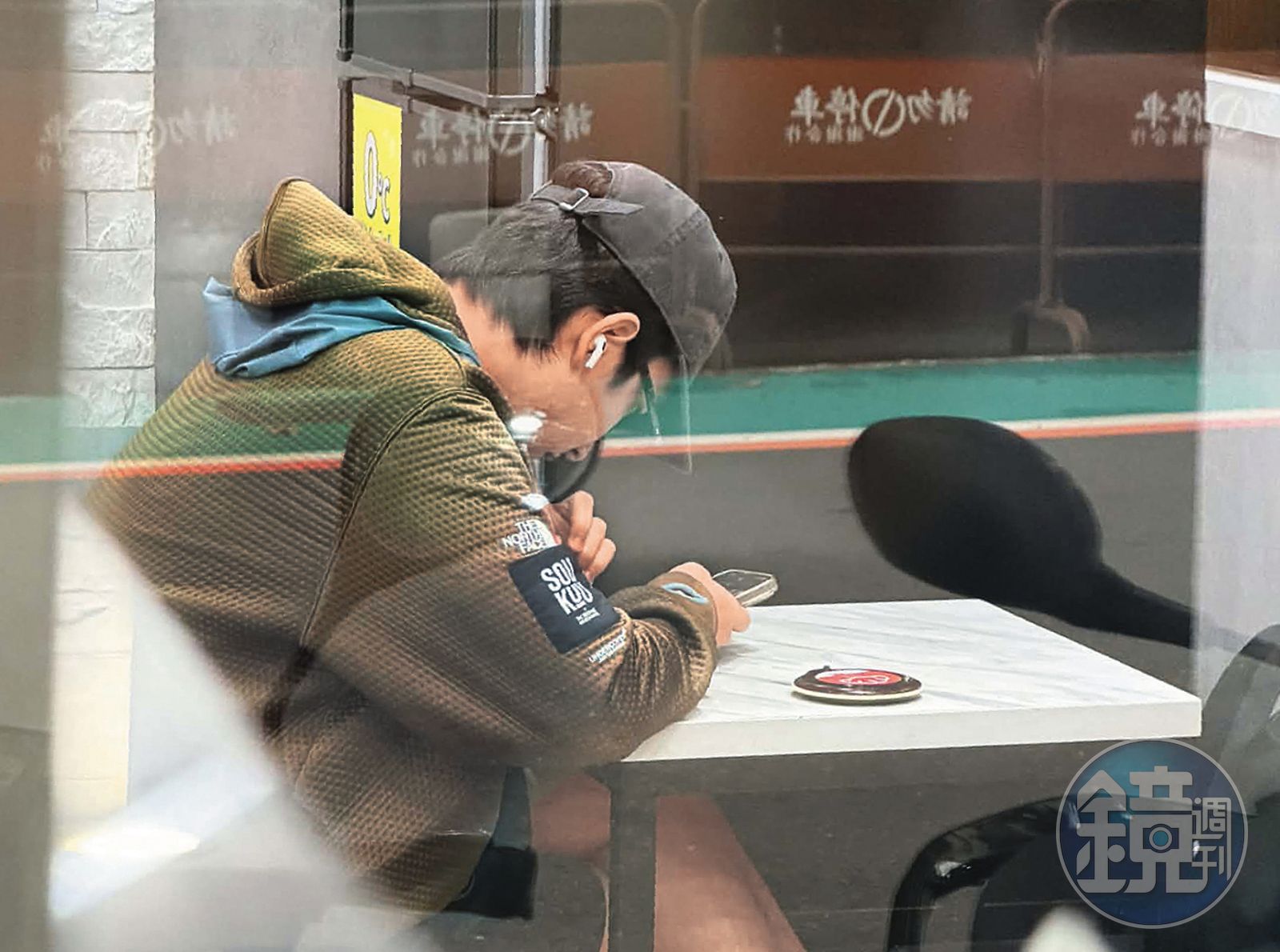 曾敬驊祕戀網紅／28歲金馬男神「家中約會」女網紅　一前一後進家門