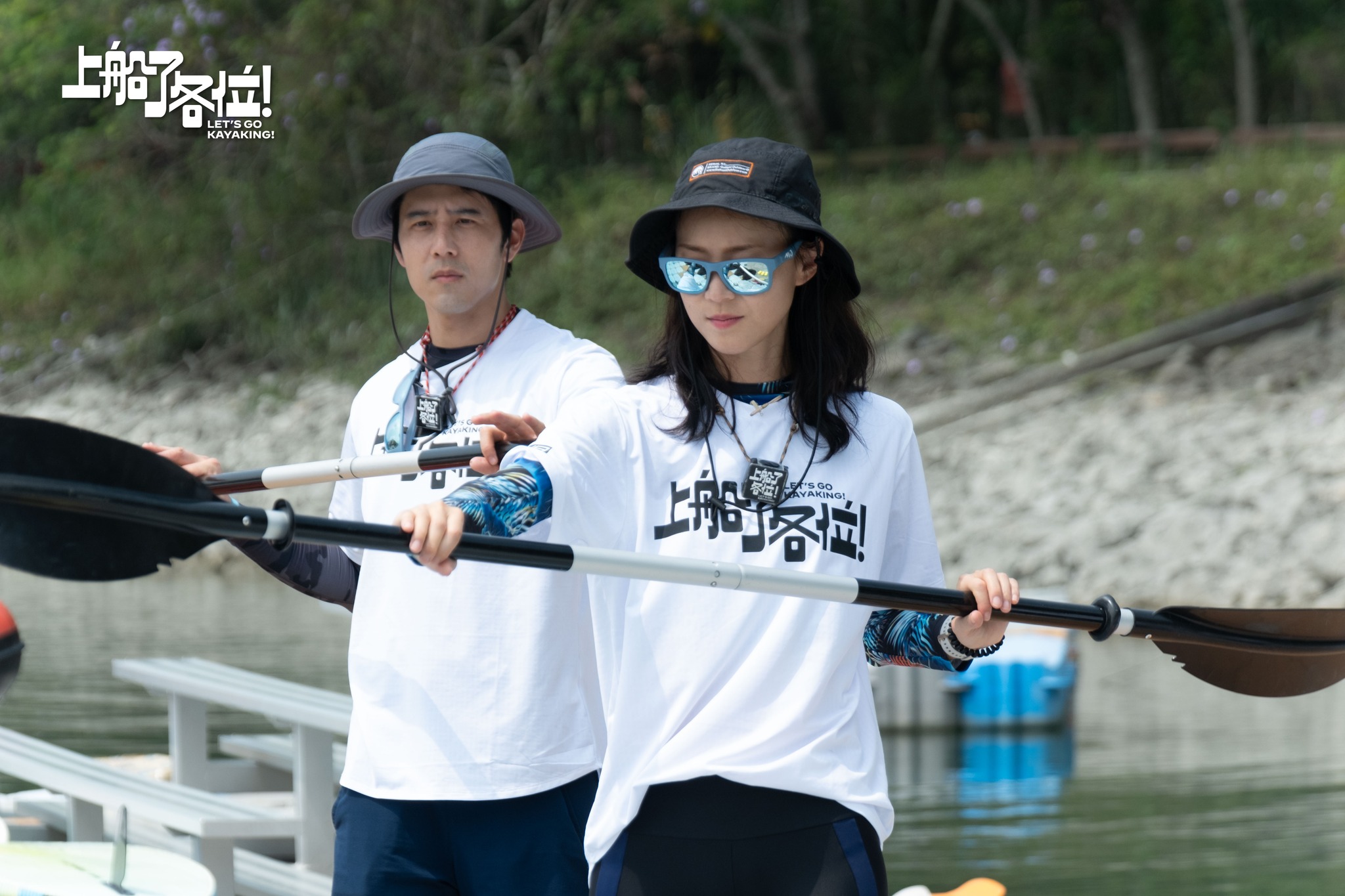 鍾瑶（右）不僅在花蓮訓練時肌肉拉傷，前往石垣島途中一度發高燒險遭禁划。左為胡宇威。（三立提供）