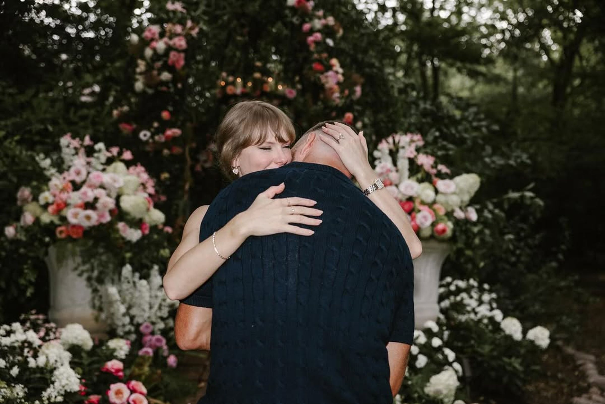 泰勒絲宣布和球星男友凱爾西訂婚了。(翻攝自Taylor Swift Instagram)