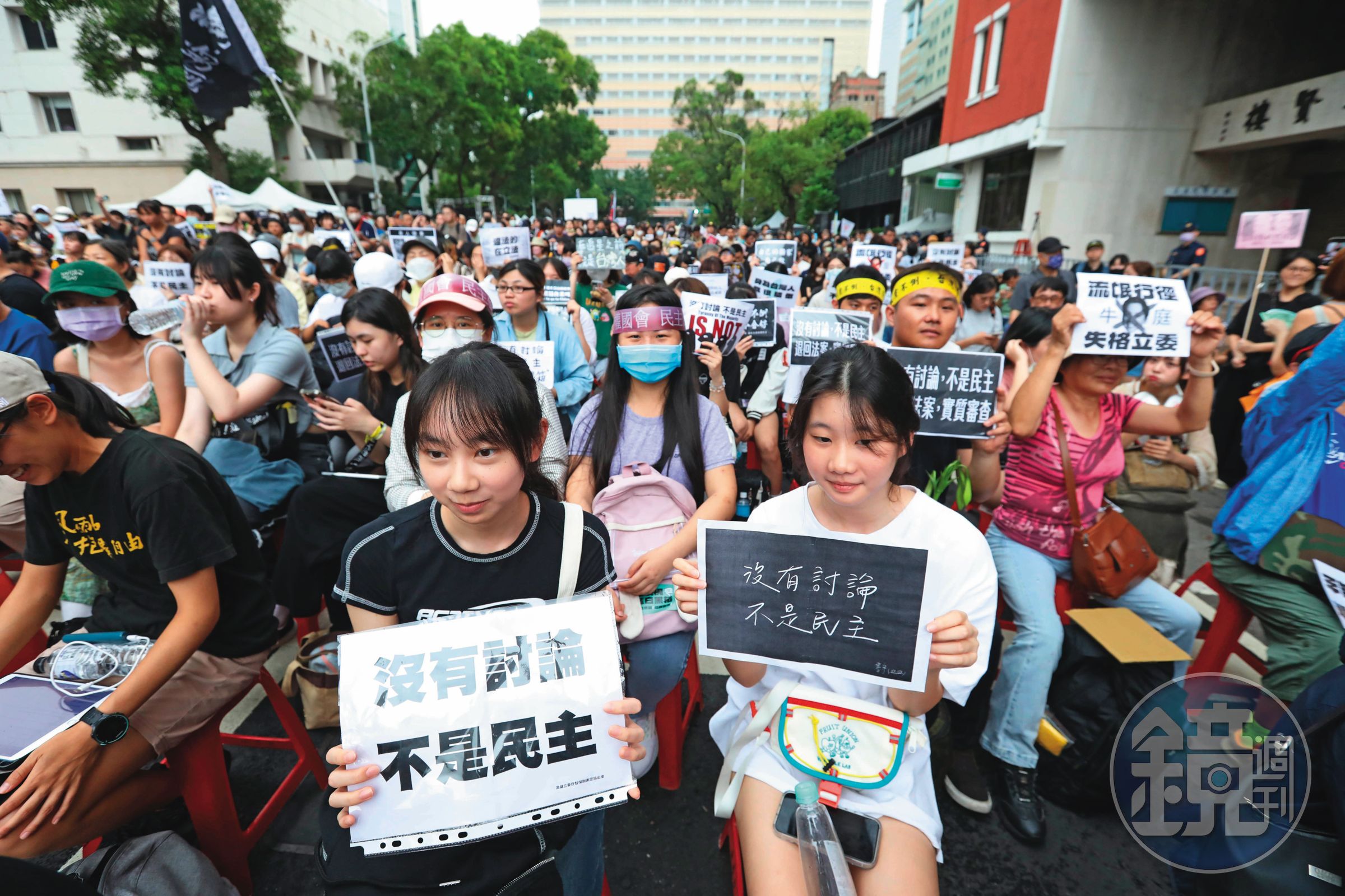 因為國民黨與民眾黨的愚蠢與躁進，他們把年輕人又推回去給民進黨。