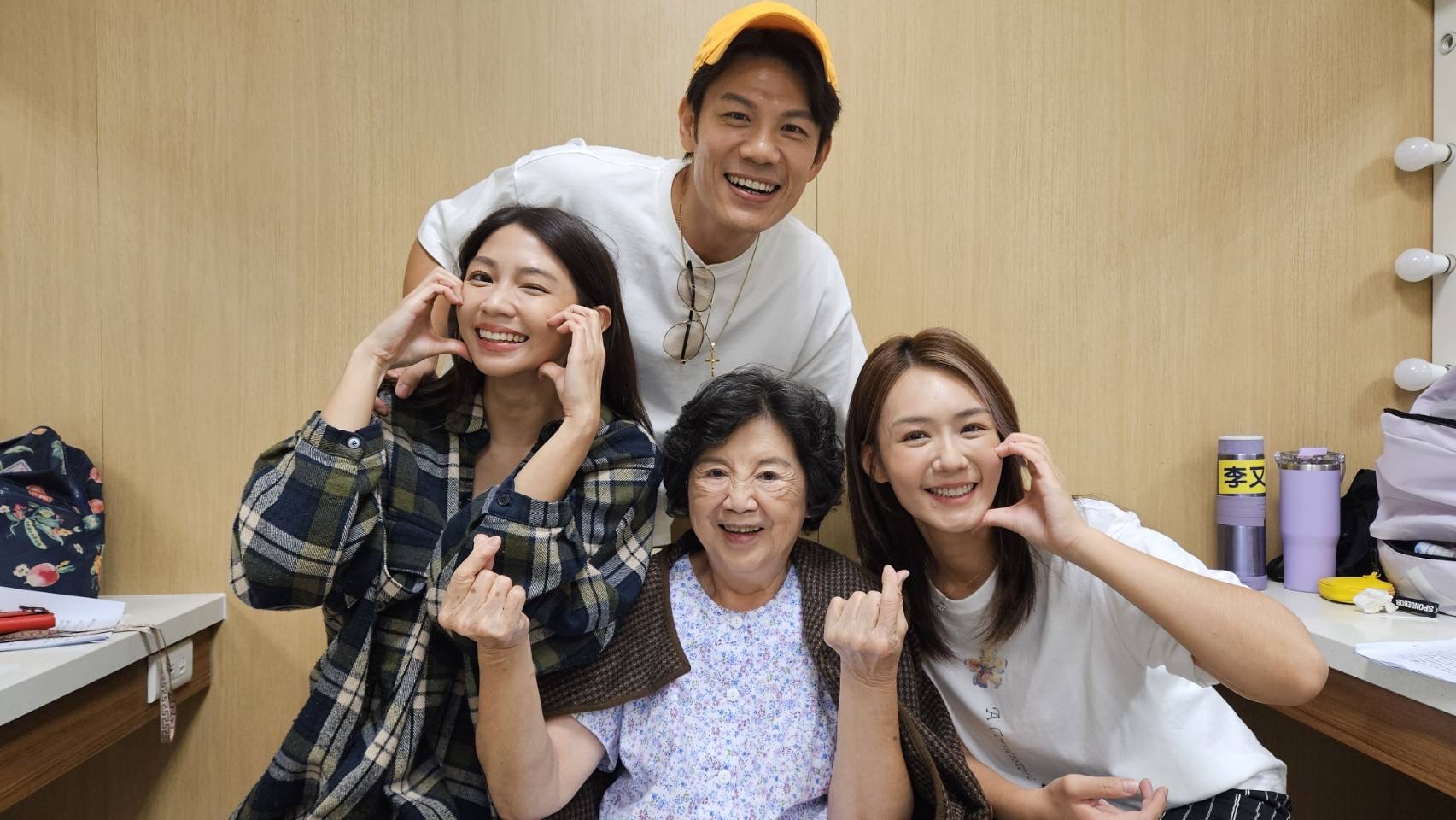 曾智希（左）老公陳志強（後）愛相隨，颱風來臨之夜特地到棚內接送，還跟王滿嬌（中）、李又汝（右）開心合影。（民視提供）