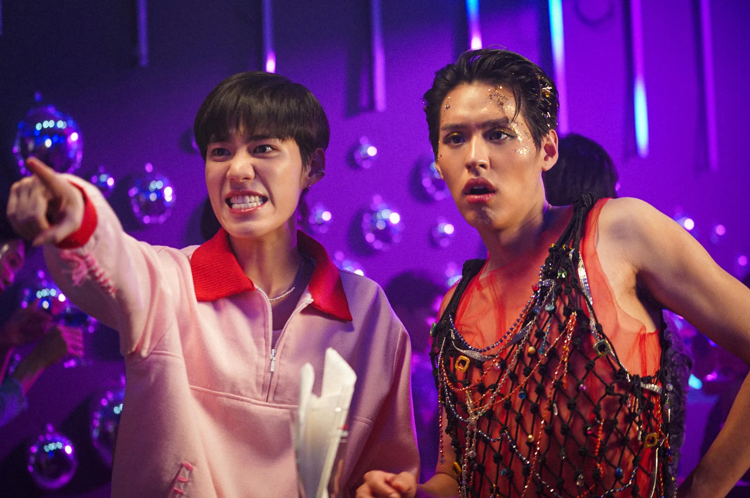 PP Krit（左）演鬼，Billkin演警察線人，電影中他們一起在同志酒吧出任務。（金盞花大影業提供）