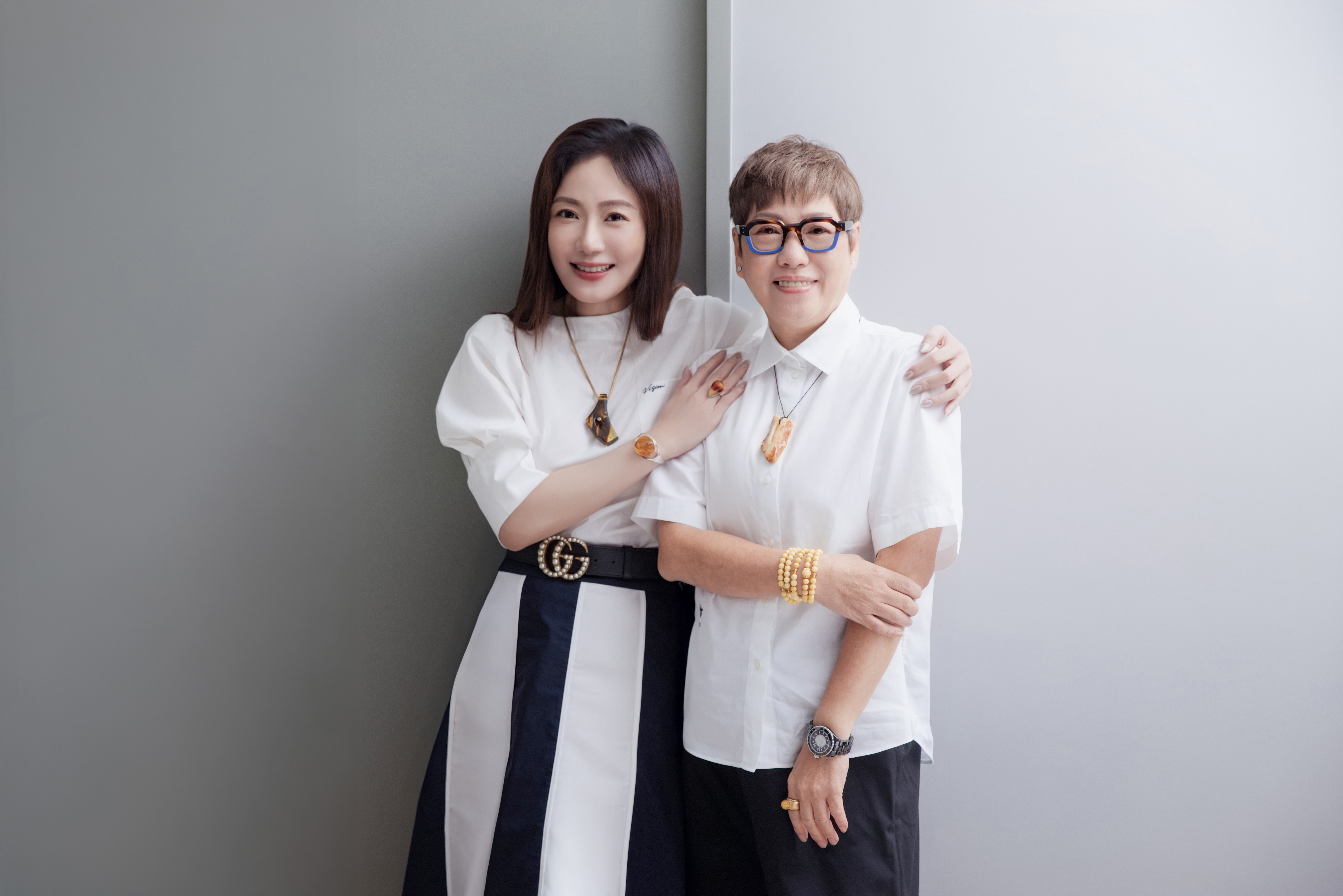 尹馨被「琥珀女王」小劉姐盛讚「和琥珀一樣高級天然珍貴,天然的最好」!(照片鏡藝宏海提供/服裝iROO提供)