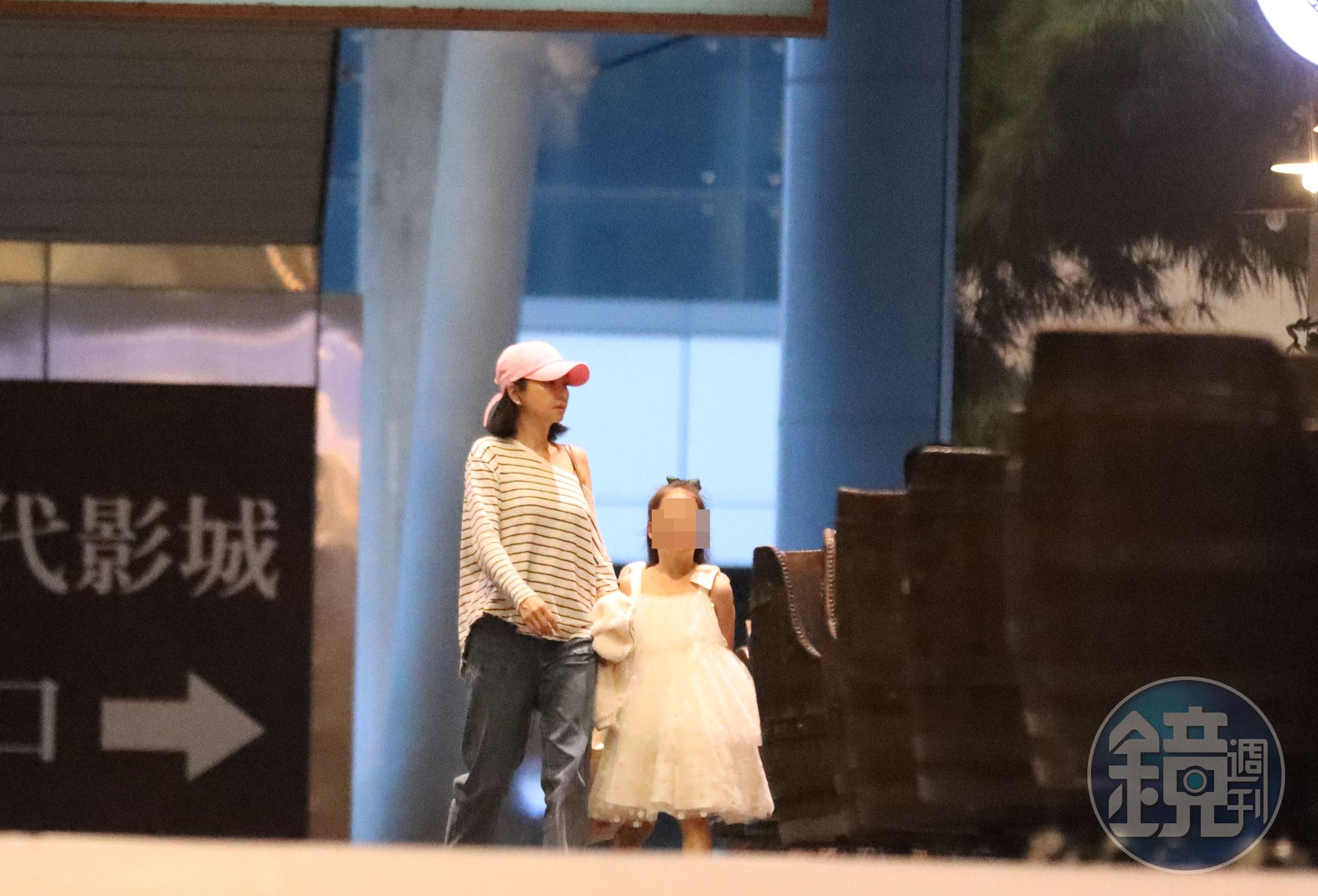 27日晚間6點40分,六月帶女兒現身南港商場。