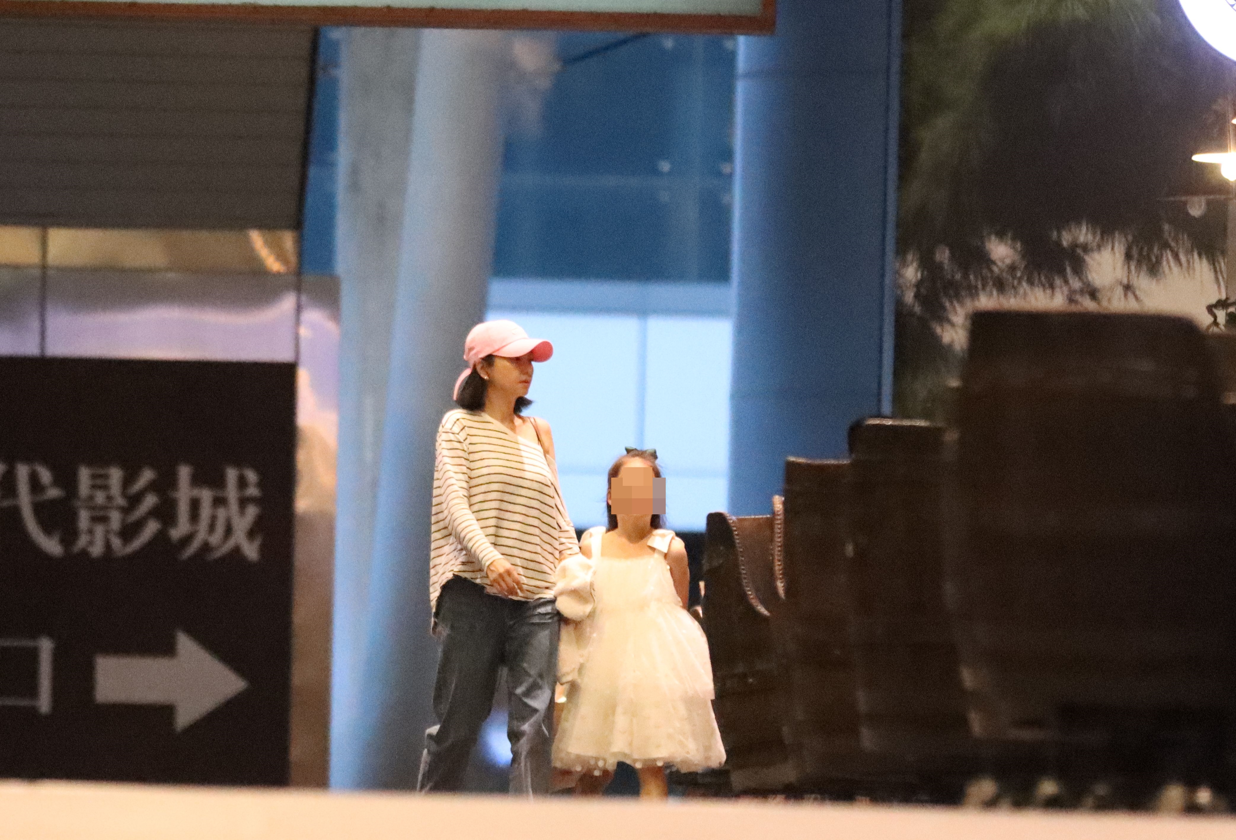 27日晚間6點40分，六月帶女兒現身南港商場。