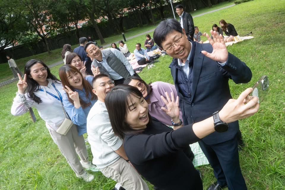 鴻海集團董事長劉揚偉今天現身洲子一號公園，和同仁一起俏皮自拍。（鴻海臉書）