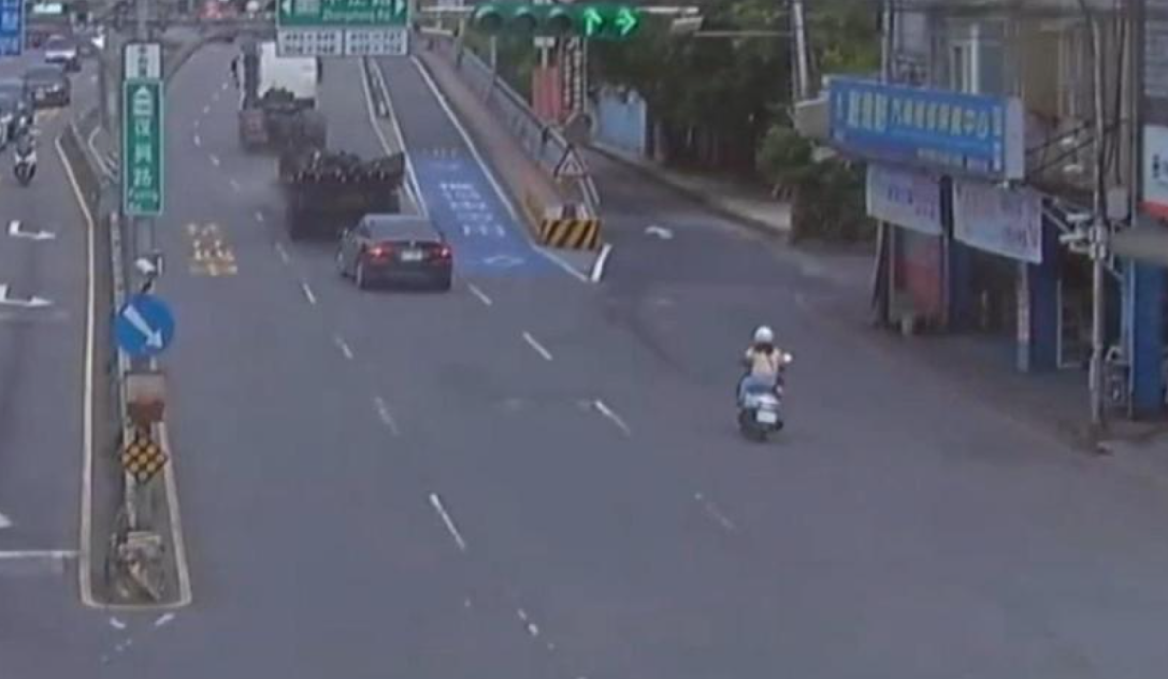 一輛載運鋼筋的拖板車今日上午行經新北市秀朗橋時,車頭突然與後方板車分離,幸未釀災。(翻攝畫面)