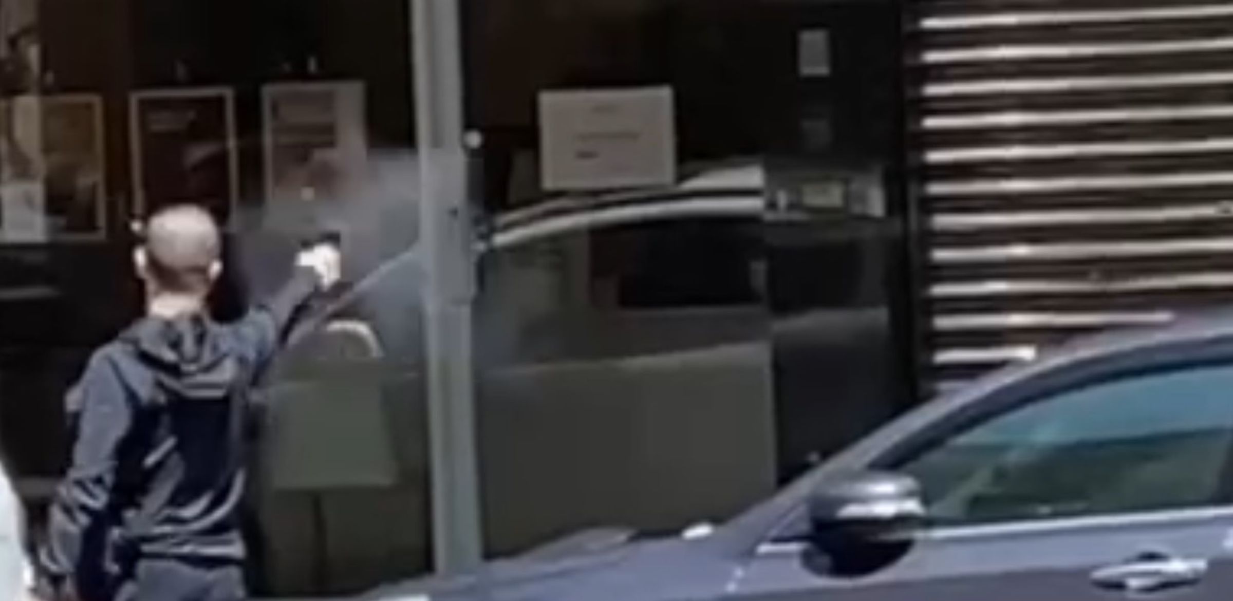 高嫌公然在新店街頭開槍。(翻攝畫面)