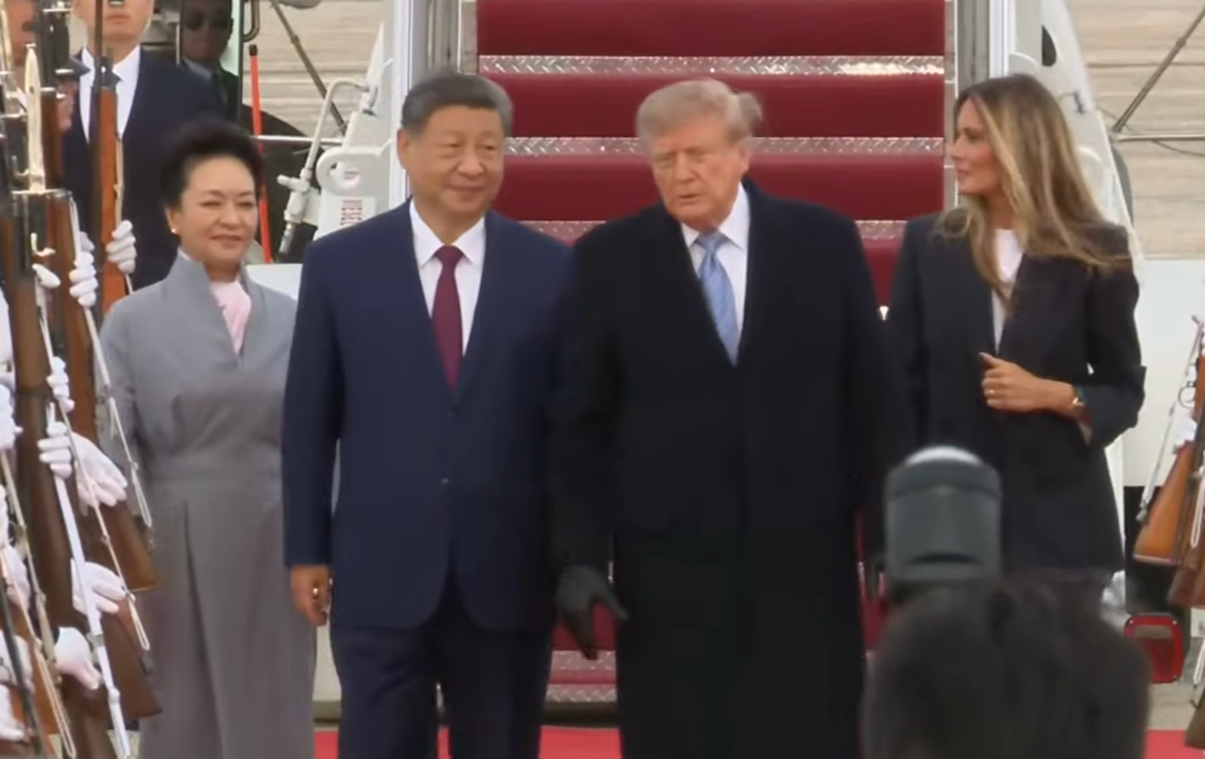 習近平與彭麗媛抵達美國,川普與梅蘭妮亞親自接機。(翻攝
The White House YouTube)