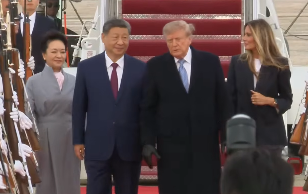 習近平與彭麗媛抵達美國,川普與梅蘭妮亞親自接機。(翻攝
The White House YouTube)