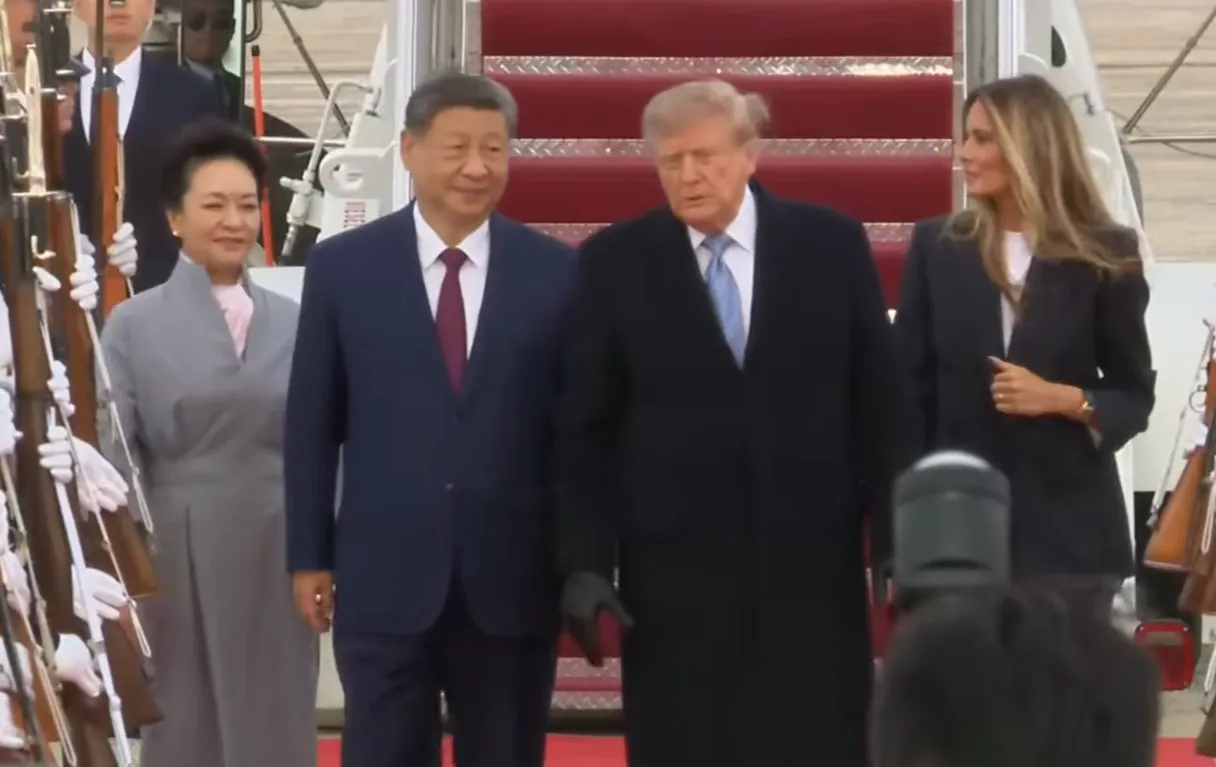 習近平與彭麗媛抵達美國，川普與梅蘭妮亞親自接機。（翻攝
The White House YouTube）