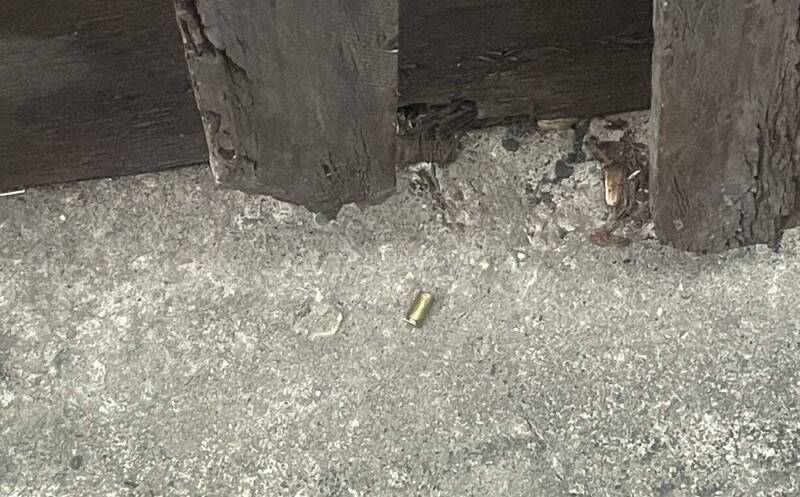 蔡男在台中太平租屋處開十多槍洩憤，地上留有兩顆彈殼。（警方提供）