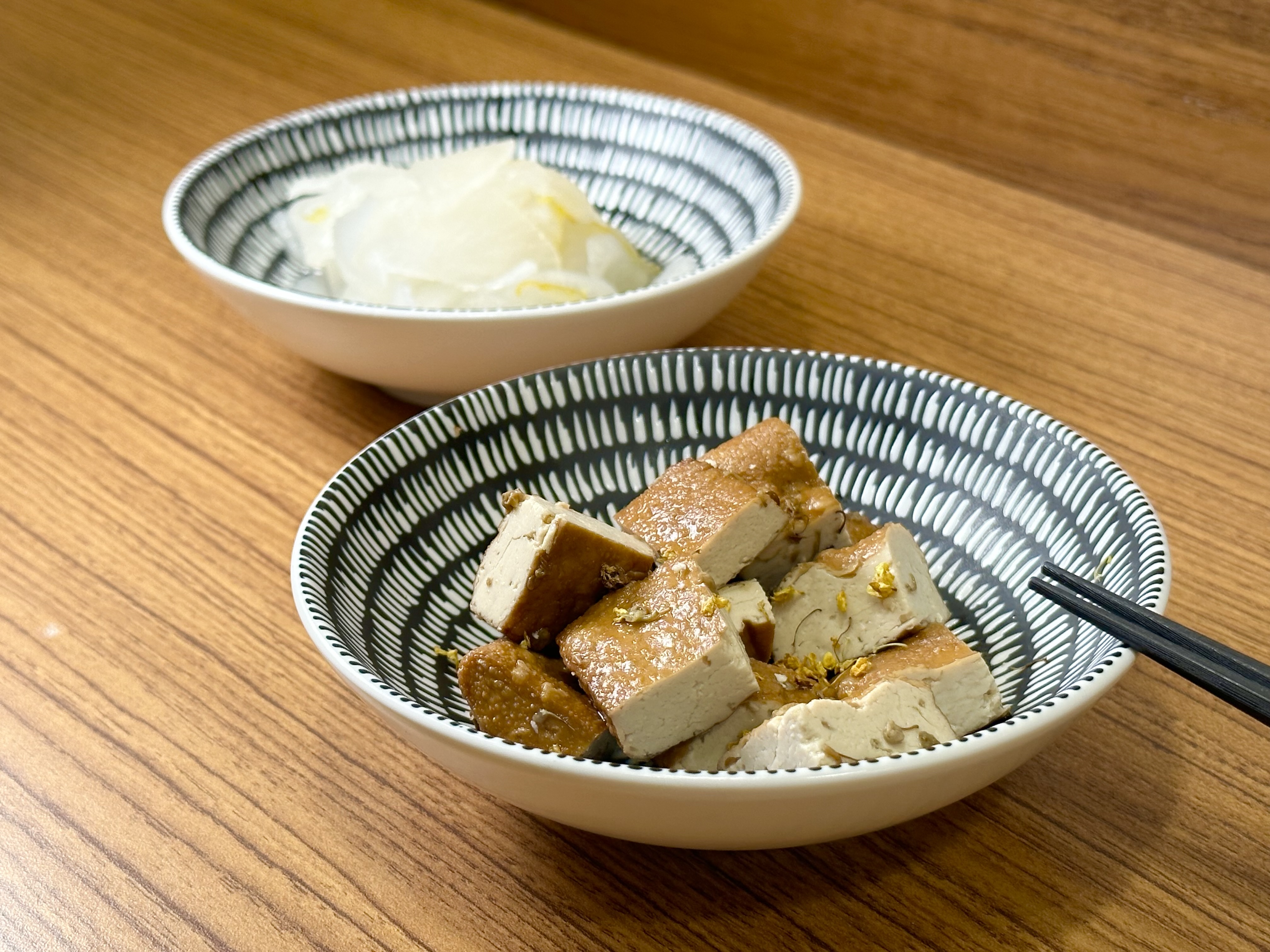 「桂花冰釀豆干」（前，68元／份）清爽有桂花香；「柚香蘿蔔」（後，68元／份）口感爽脆又開胃。