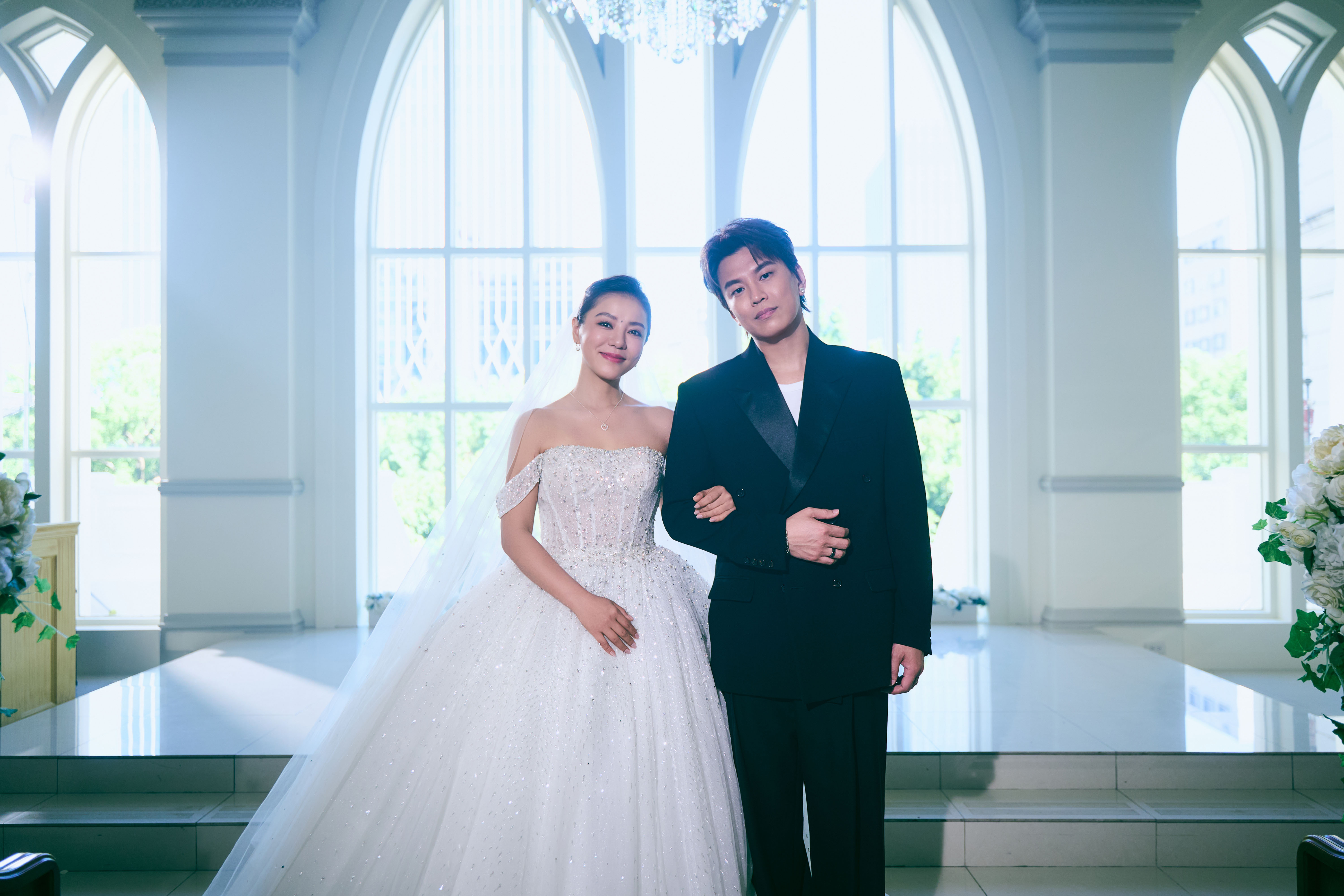 丁噹與蕭景鴻(阿弟)邀請愛唱歌的歌迷從KTV唱進舞台。(相信音樂提供)