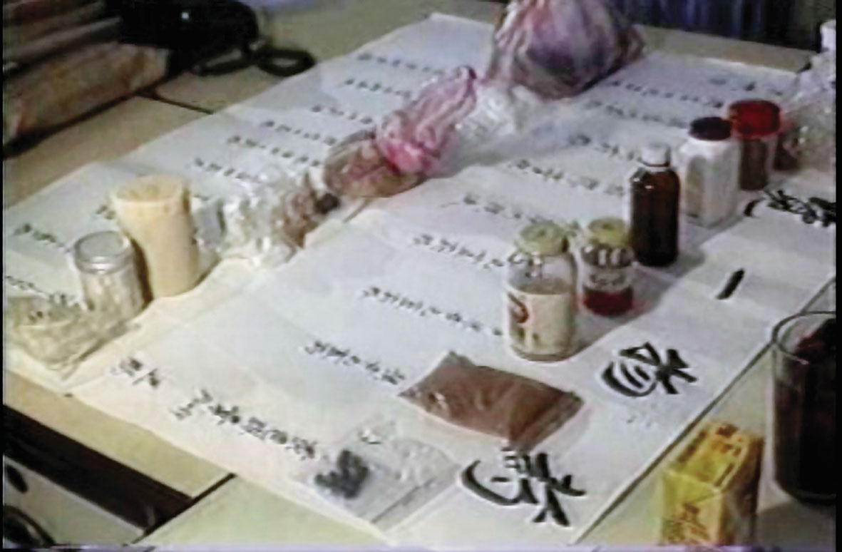 警方在陳高蓮葉家中搜出大量有毒的糖果、飲料，宣布破案。（翻攝網路）