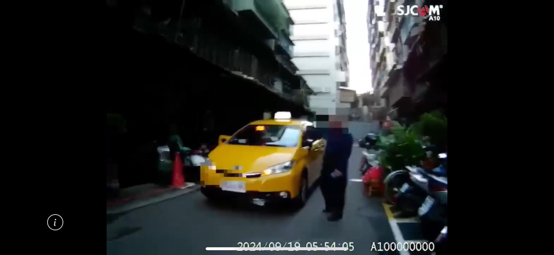 何姓計程車司機堅持沒找錯錢，遭余男霸車報警處理。（翻攝畫面）