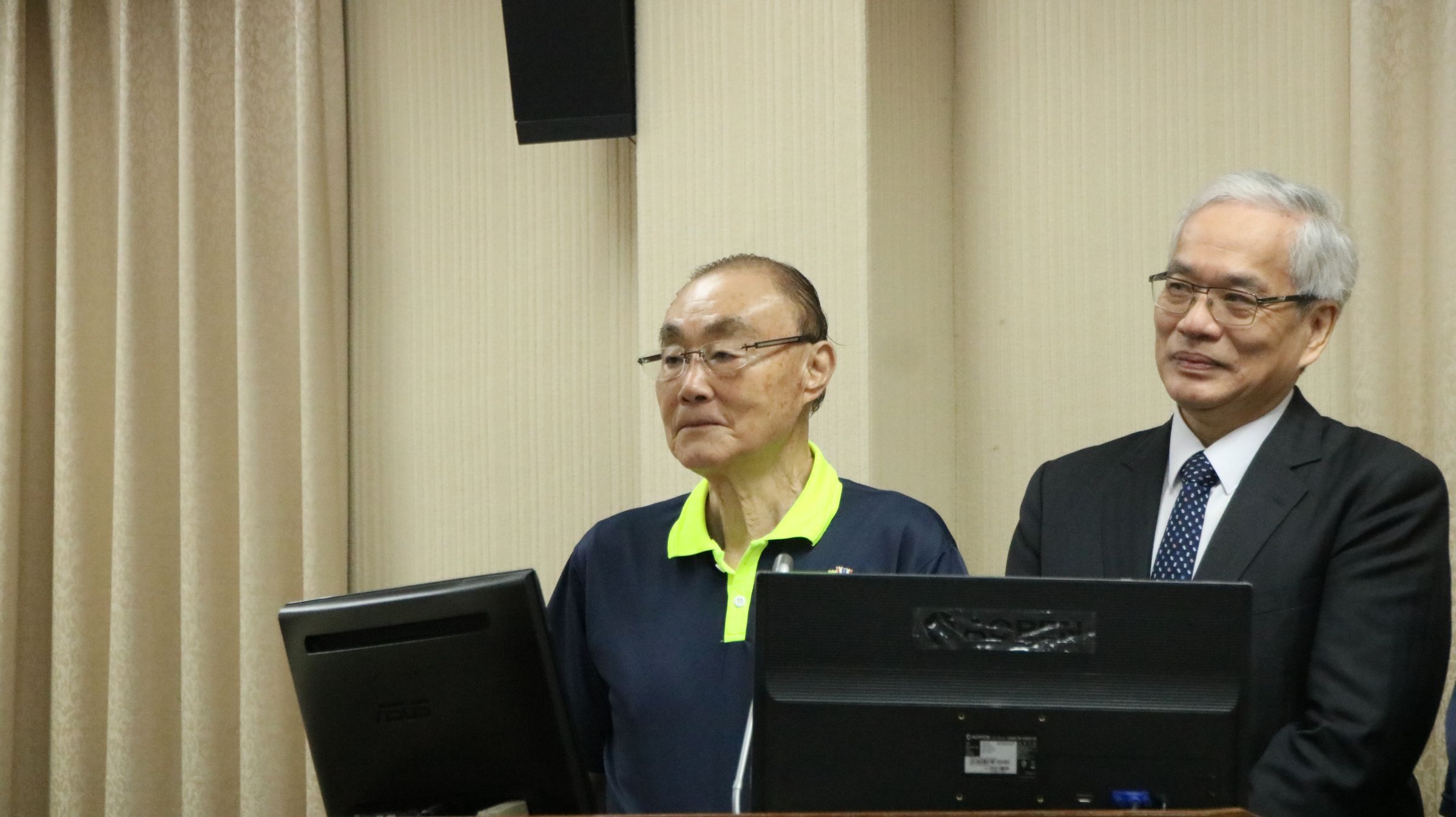 馮世寬、陳威明承諾檢討盤點現有加班規定。(洪申翰辦公室提供)