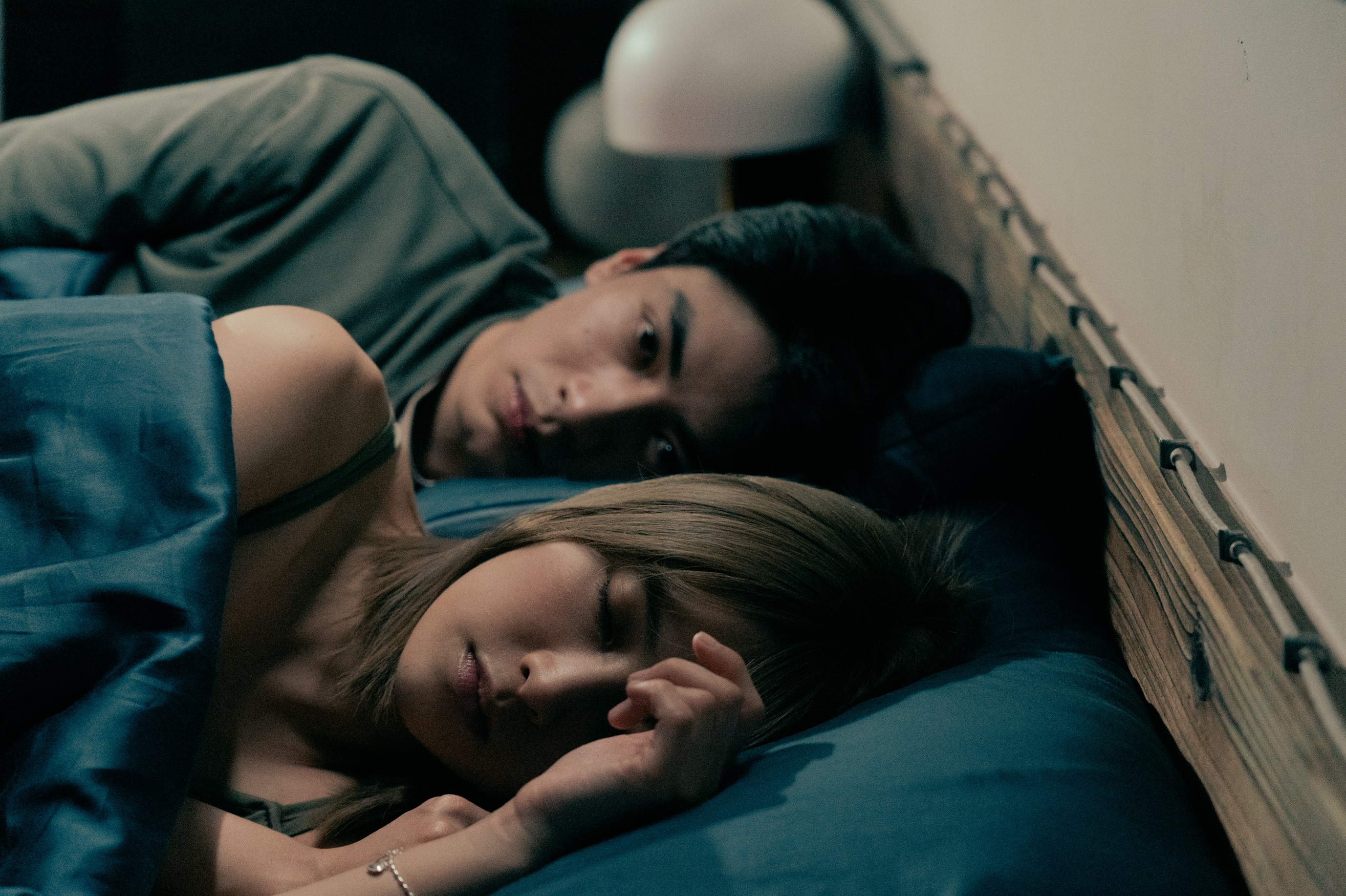 電影《愛的噩夢》番外篇《第六感》中林艾璇（前）與宋柏緯（後）飾演一對男女朋友。（華映提供）