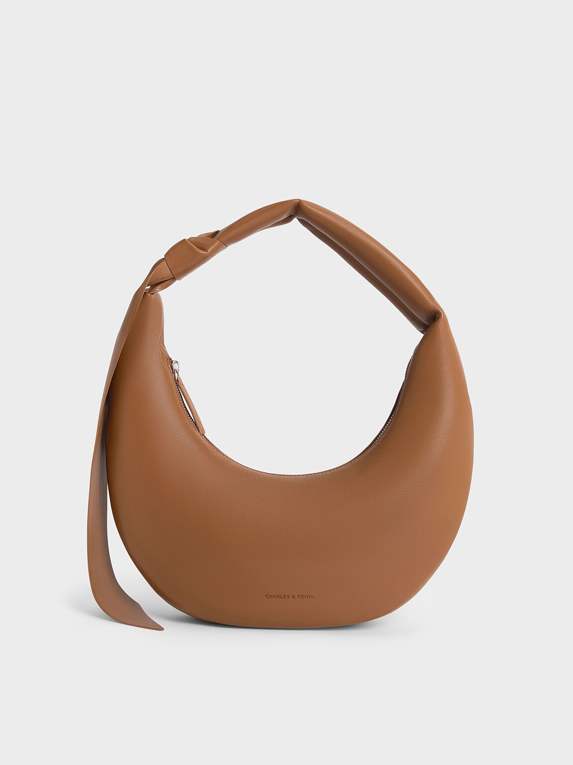 Toni大型軟扭結流浪包。NT$2,990（CHARLES & KEITH提供）