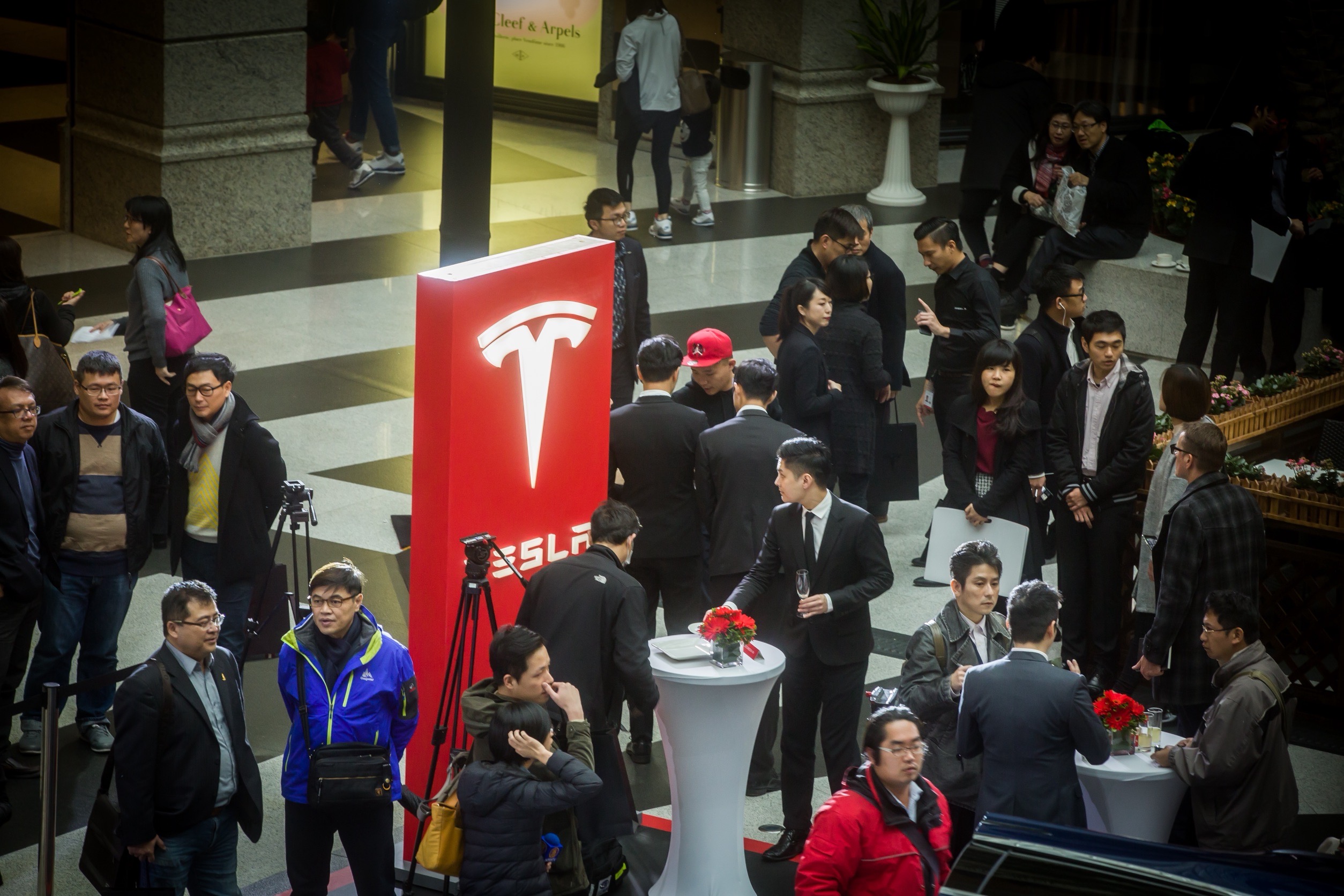 Tesla台灣今(16)日已向車安中心遞交全自動輔助駕駛(受駕駛監督)的申請文件。