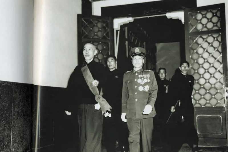 介石（左）修改《動員戡亂時期臨時條款》，做5任總統做到死。（翻攝自維基百科）