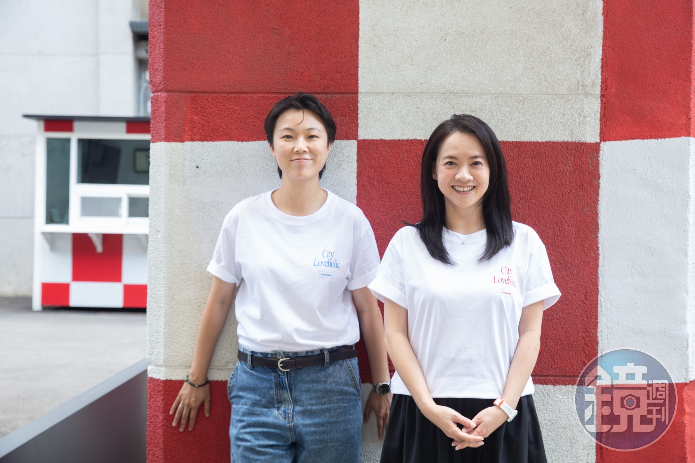 曾寶儀（右）首度擔任監製，與製片馬君慈（左）共同打造電影《愛情城事》。